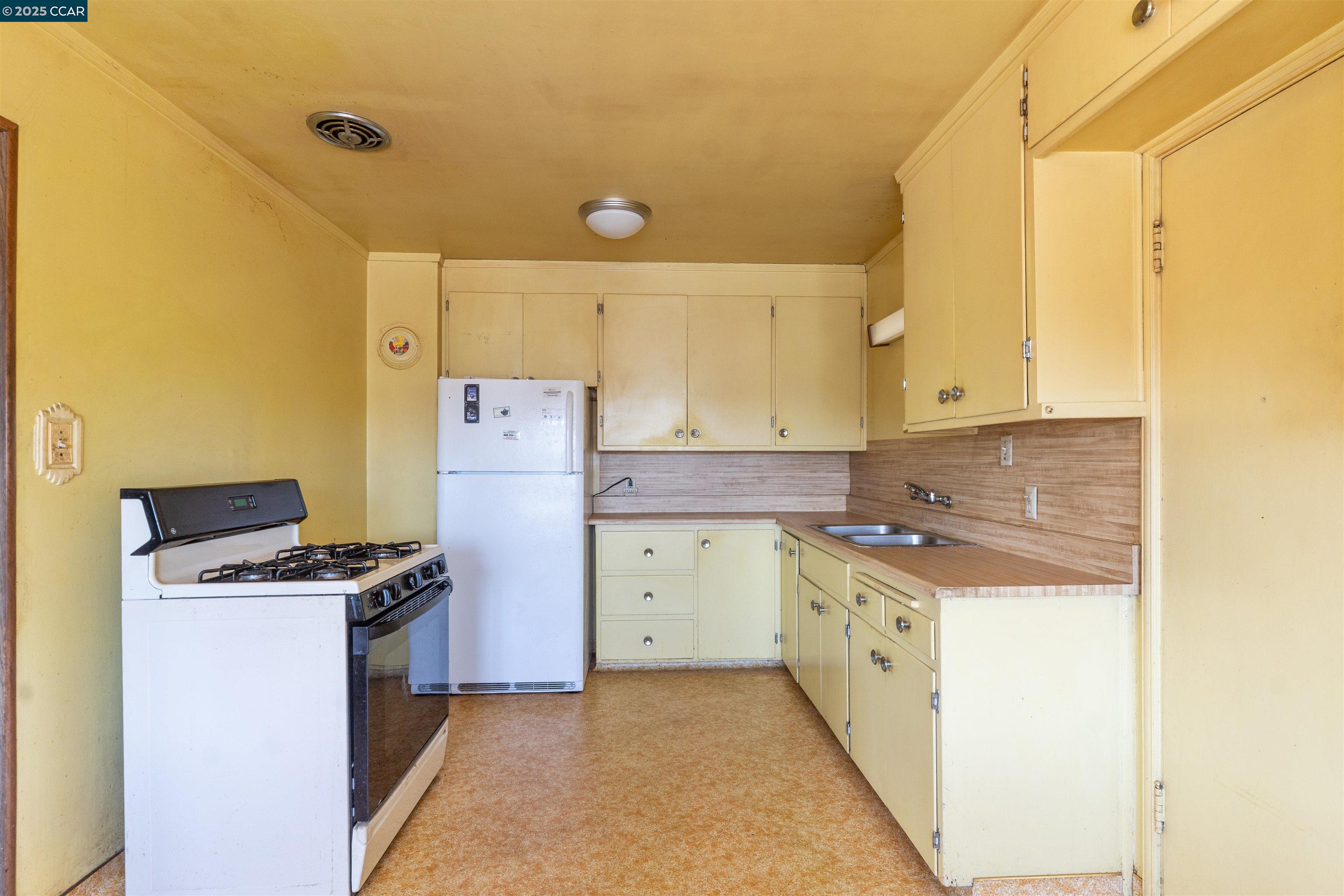 Detail Gallery Image 3 of 23 For 1406 Monterey St, Richmond,  CA 94804 - 2 Beds | 1 Baths