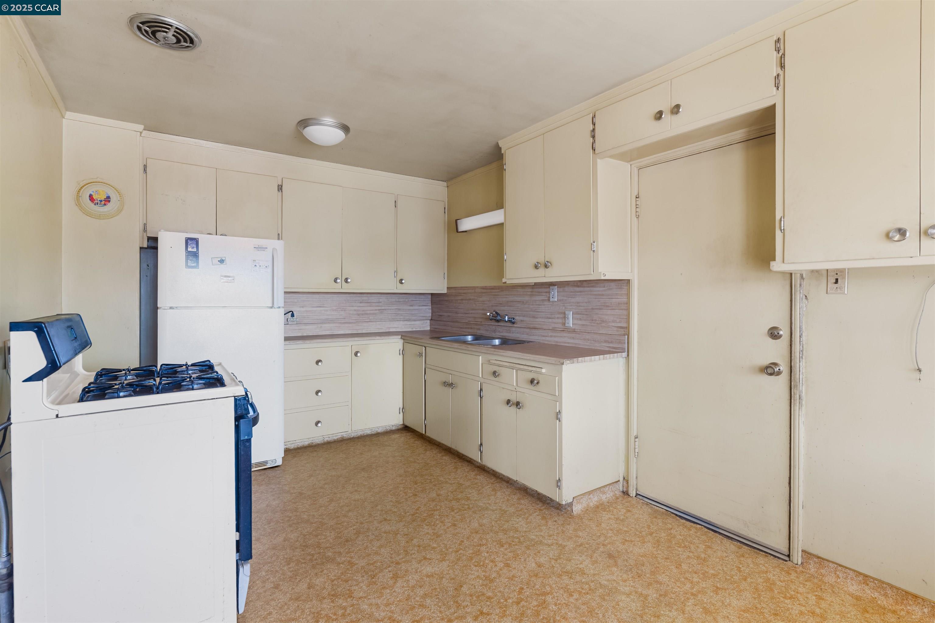 Detail Gallery Image 5 of 23 For 1406 Monterey St, Richmond,  CA 94804 - 2 Beds | 1 Baths