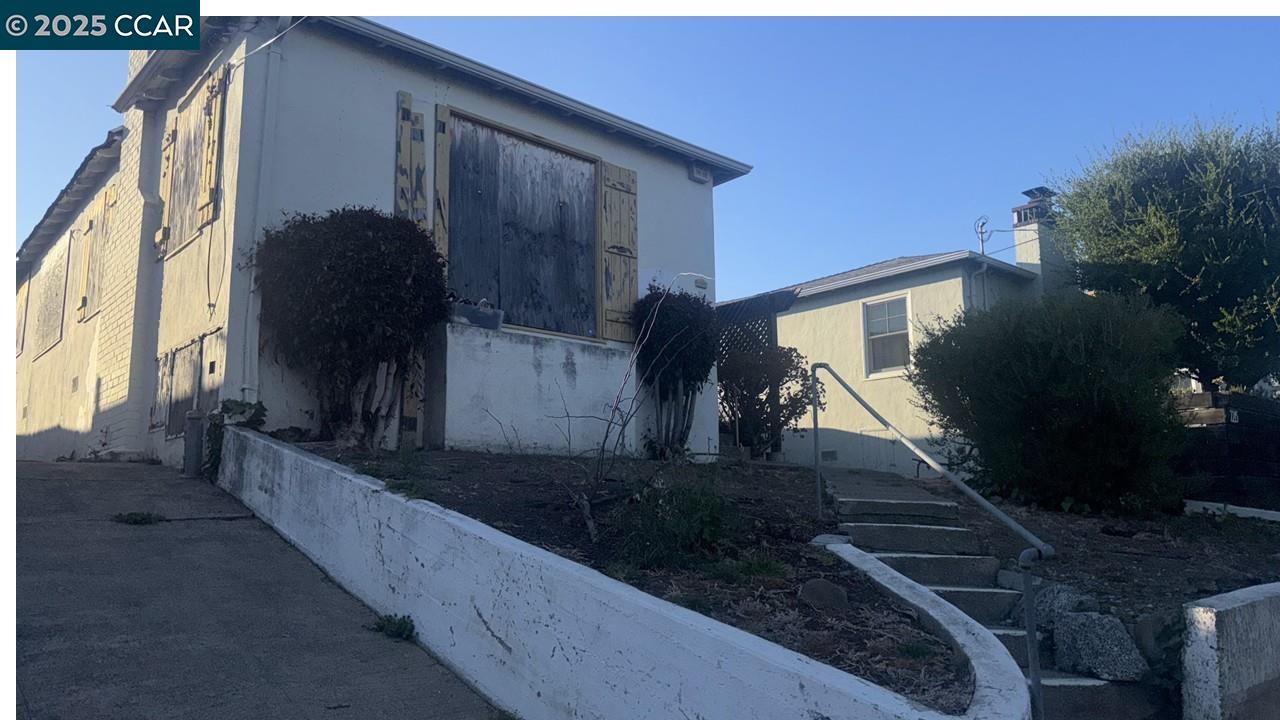 Detail Gallery Image 1 of 1 For 2207 17th Ave, Oakland,  CA 94606-4023 - 2 Beds | 1 Baths