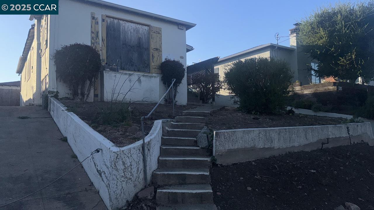 Detail Gallery Image 2 of 26 For 2207 17th Ave, Oakland,  CA 94606-4023 - 2 Beds | 1 Baths