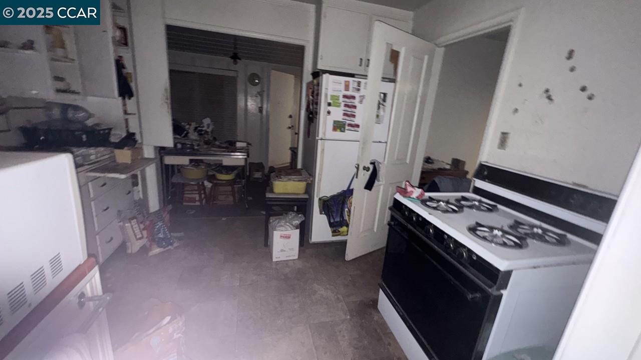 Detail Gallery Image 20 of 26 For 2207 17th Ave, Oakland,  CA 94606-4023 - 2 Beds | 1 Baths