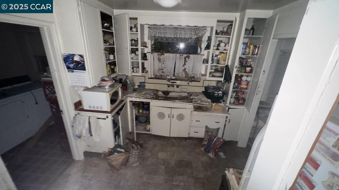 Detail Gallery Image 21 of 26 For 2207 17th Ave, Oakland,  CA 94606-4023 - 2 Beds | 1 Baths