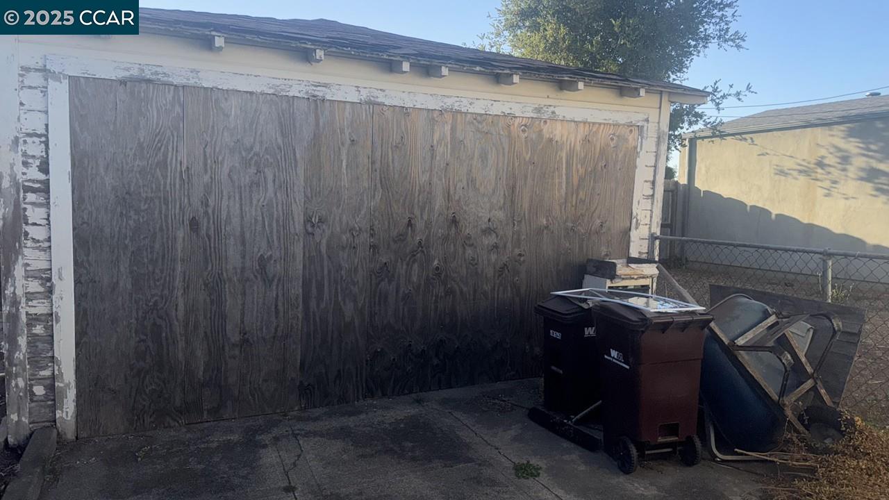 Detail Gallery Image 5 of 26 For 2207 17th Ave, Oakland,  CA 94606-4023 - 2 Beds | 1 Baths