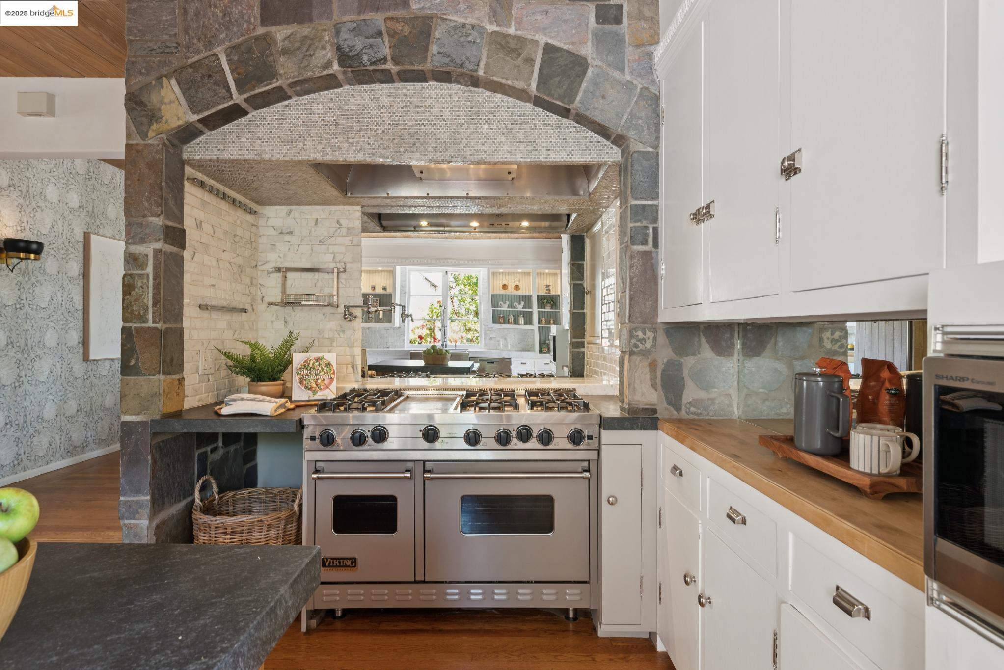 Detail Gallery Image 15 of 59 For 305 the Uplands, Berkeley,  CA 94705 - 4 Beds | 3/2 Baths