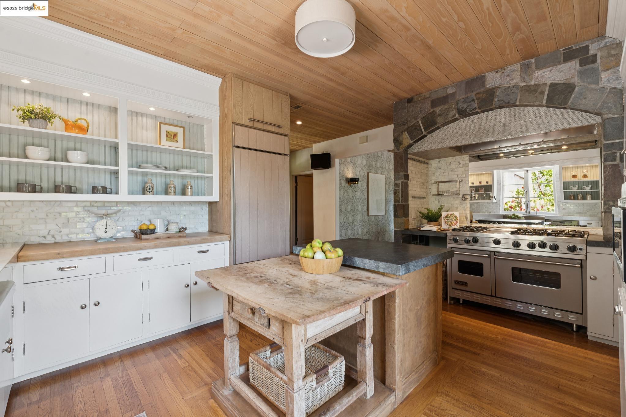 Detail Gallery Image 16 of 59 For 305 the Uplands, Berkeley,  CA 94705 - 4 Beds | 3/2 Baths