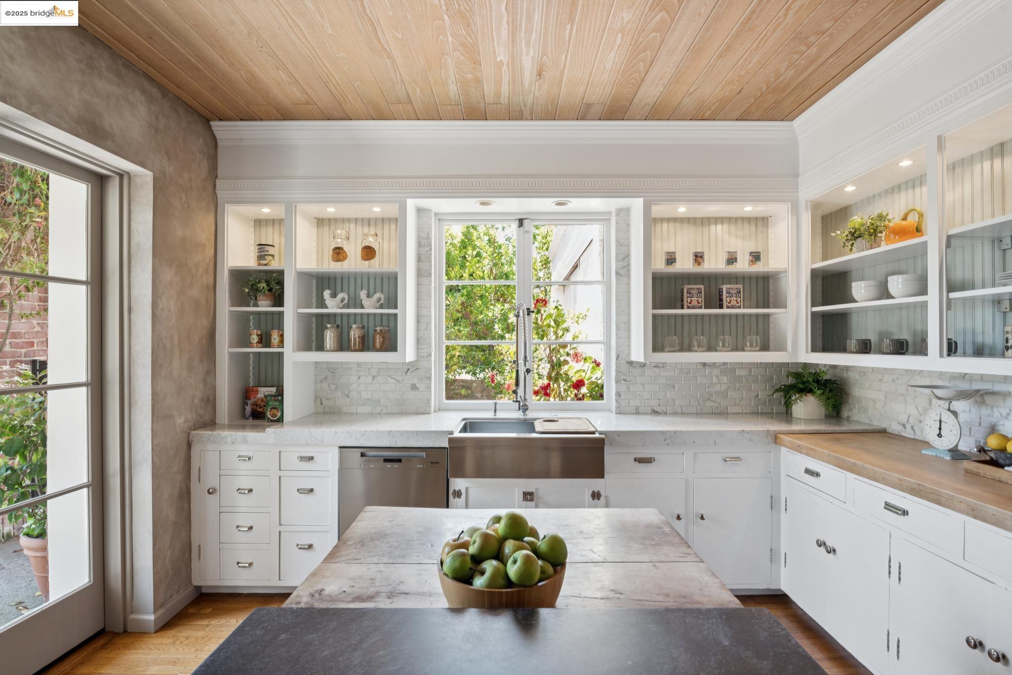 Detail Gallery Image 17 of 59 For 305 the Uplands, Berkeley,  CA 94705 - 4 Beds | 3/2 Baths