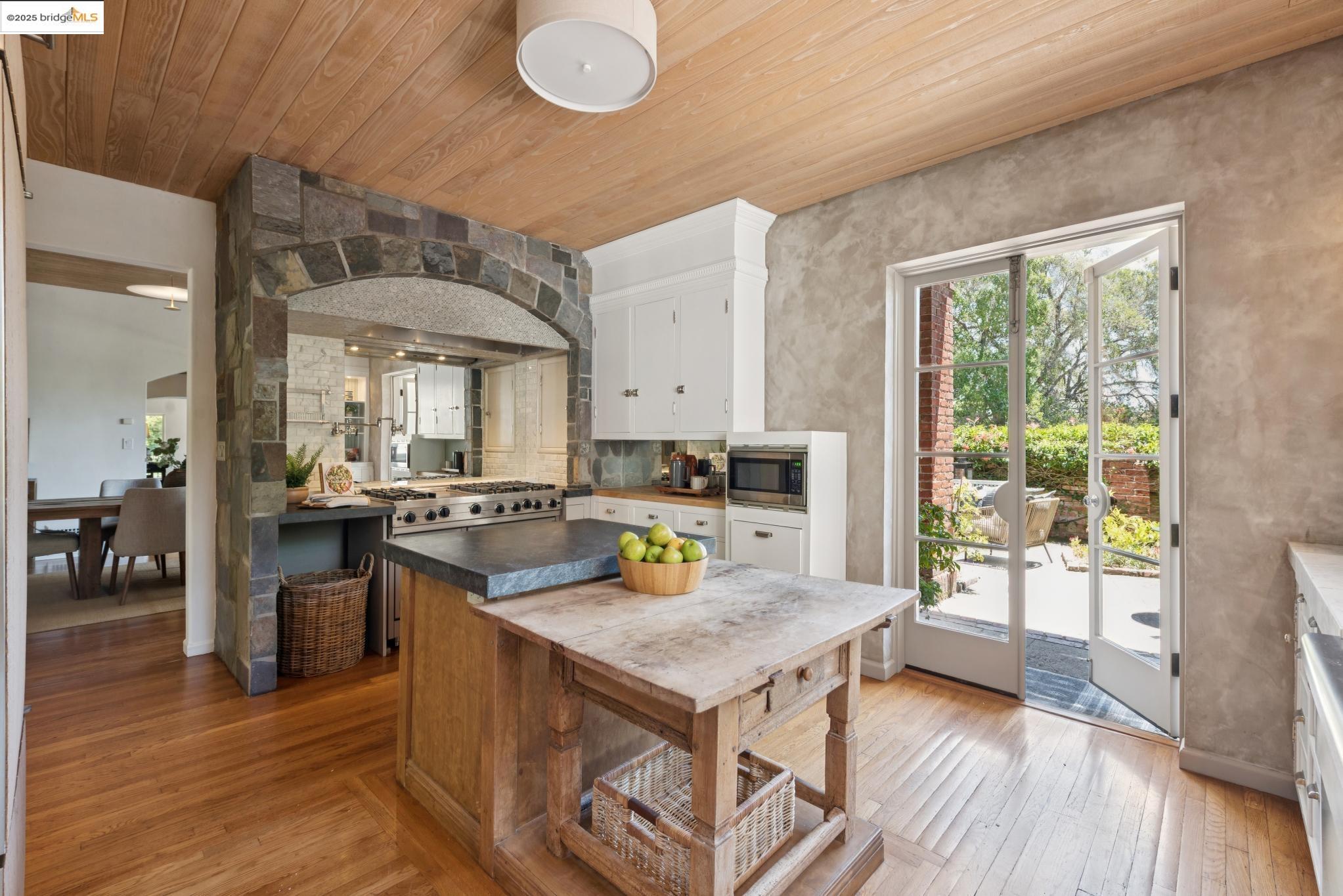 Detail Gallery Image 18 of 59 For 305 the Uplands, Berkeley,  CA 94705 - 4 Beds | 3/2 Baths
