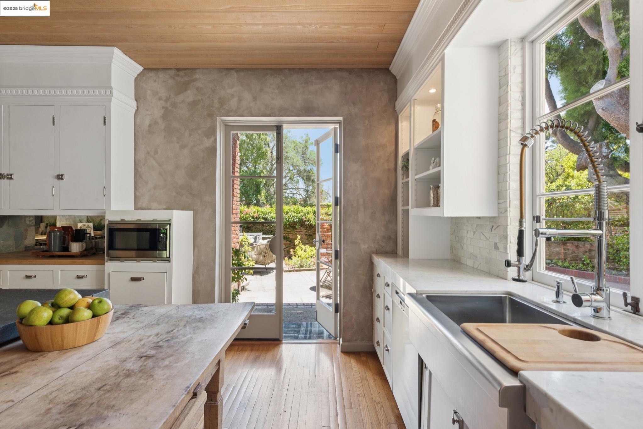 Detail Gallery Image 19 of 59 For 305 the Uplands, Berkeley,  CA 94705 - 4 Beds | 3/2 Baths