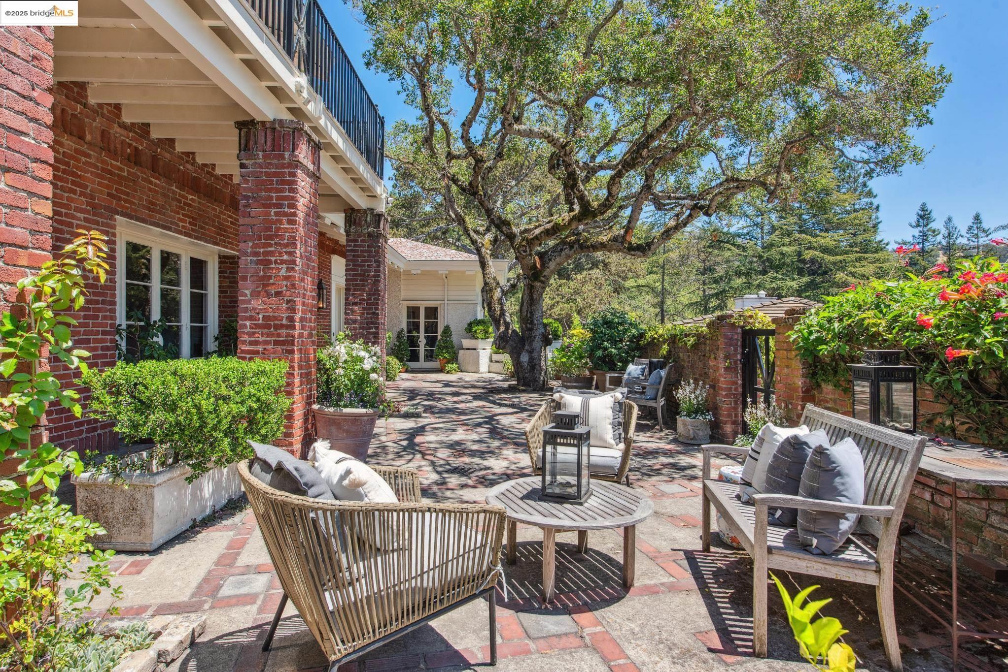 Detail Gallery Image 3 of 59 For 305 the Uplands, Berkeley,  CA 94705 - 4 Beds | 3/2 Baths