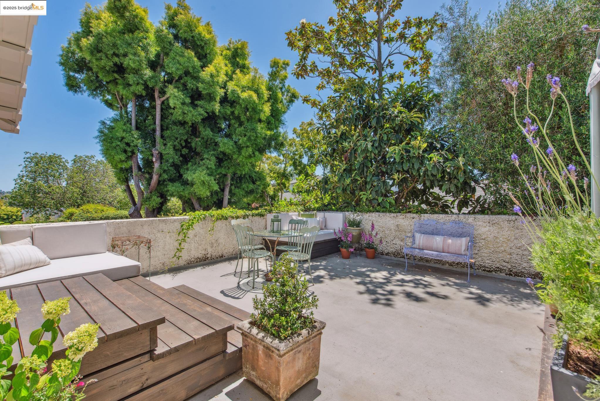 Detail Gallery Image 29 of 59 For 305 the Uplands, Berkeley,  CA 94705 - 4 Beds | 3/2 Baths