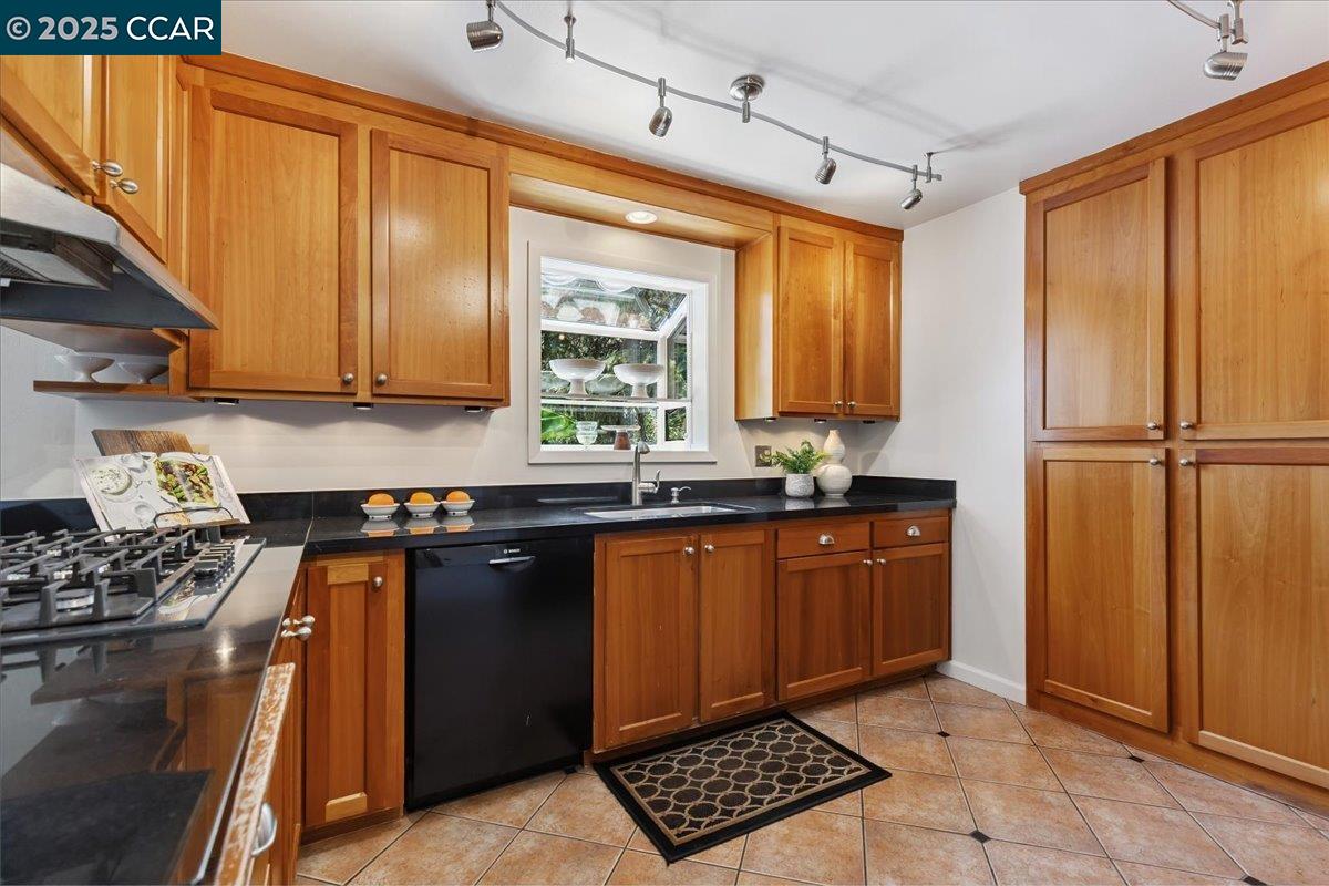 Detail Gallery Image 13 of 45 For 1759 Crescent Dr, Walnut Creek,  CA 94598 - 5 Beds | 3/1 Baths