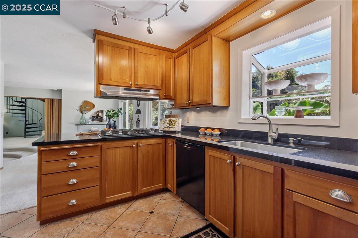 Detail Gallery Image 16 of 45 For 1759 Crescent Dr, Walnut Creek,  CA 94598 - 5 Beds | 3/1 Baths
