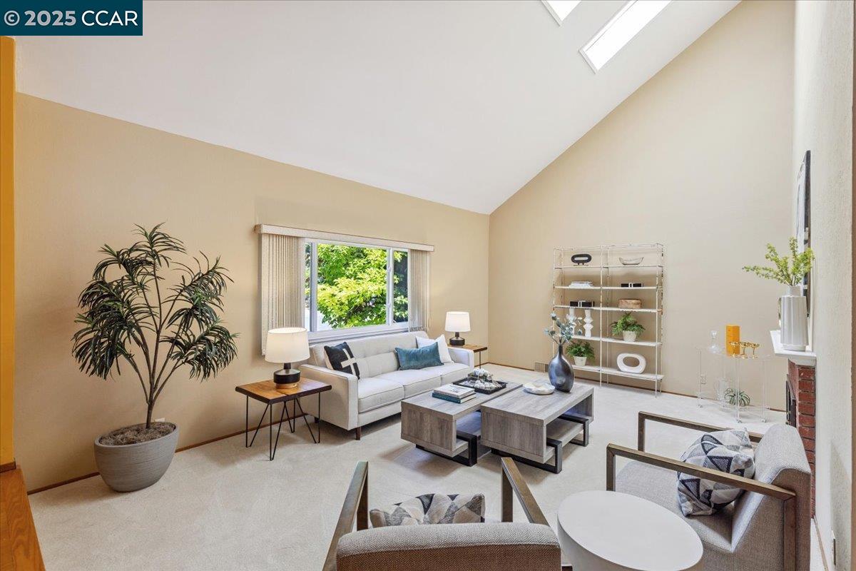 Detail Gallery Image 5 of 45 For 1759 Crescent Dr, Walnut Creek,  CA 94598 - 5 Beds | 3/1 Baths
