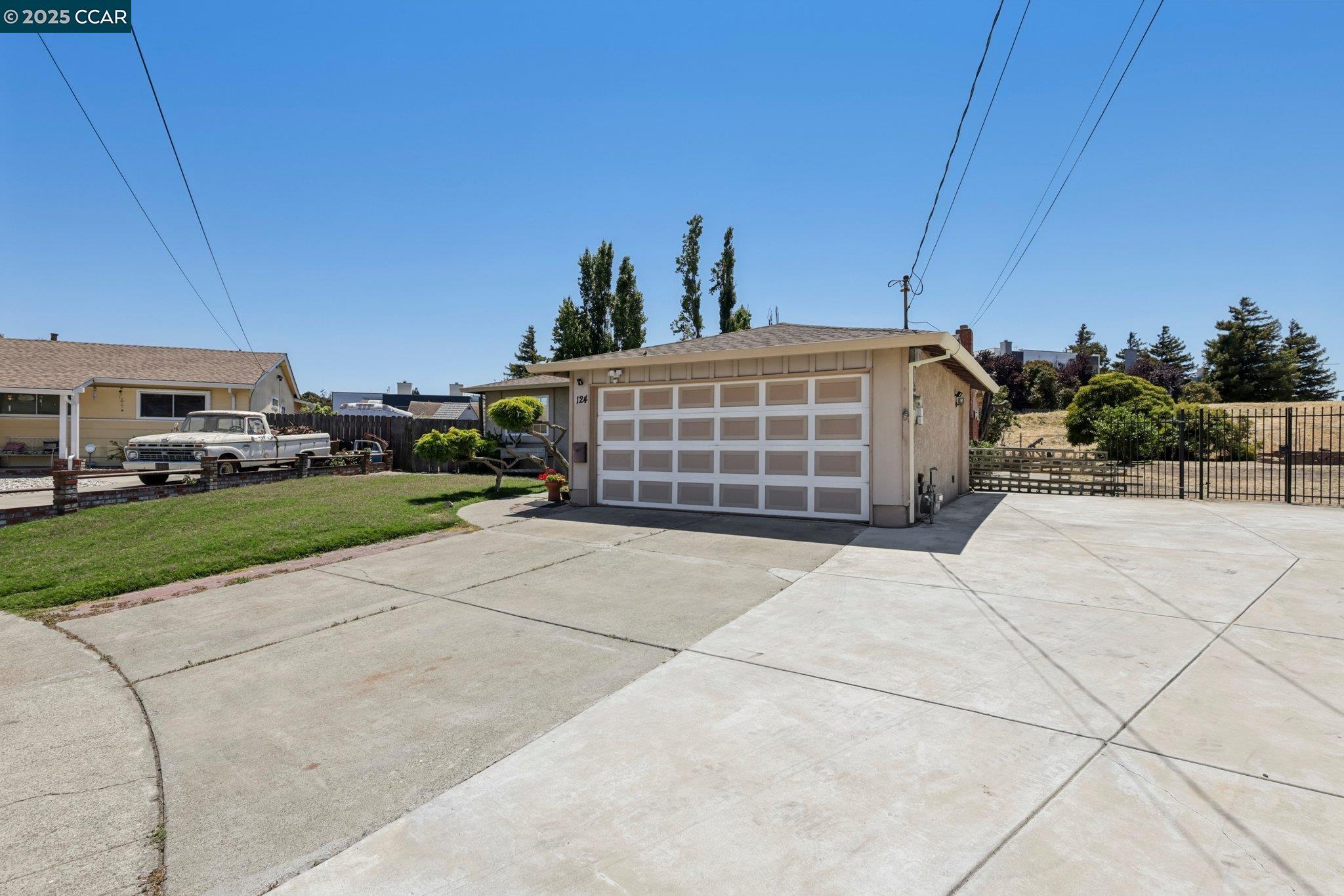 Detail Gallery Image 4 of 53 For 124 Zandra Ct, San Pablo,  CA 94806 - 5 Beds | 2 Baths