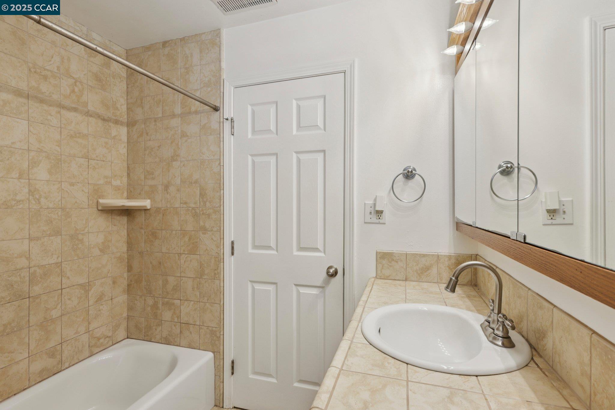 Detail Gallery Image 35 of 53 For 124 Zandra Ct, San Pablo,  CA 94806 - 5 Beds | 2 Baths
