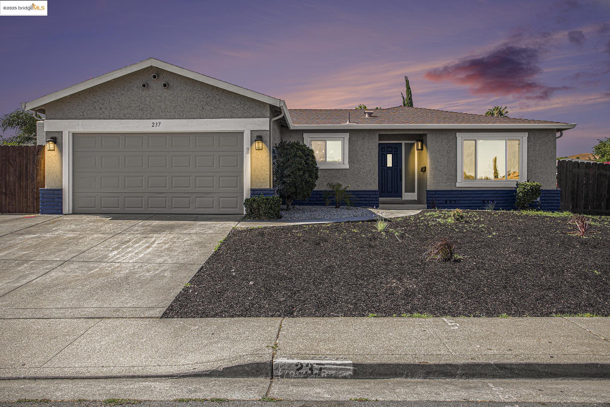 Detail Gallery Image 2 of 31 For 237 Atherton Ave, Pittsburg,  CA 94565 - 4 Beds | 2 Baths