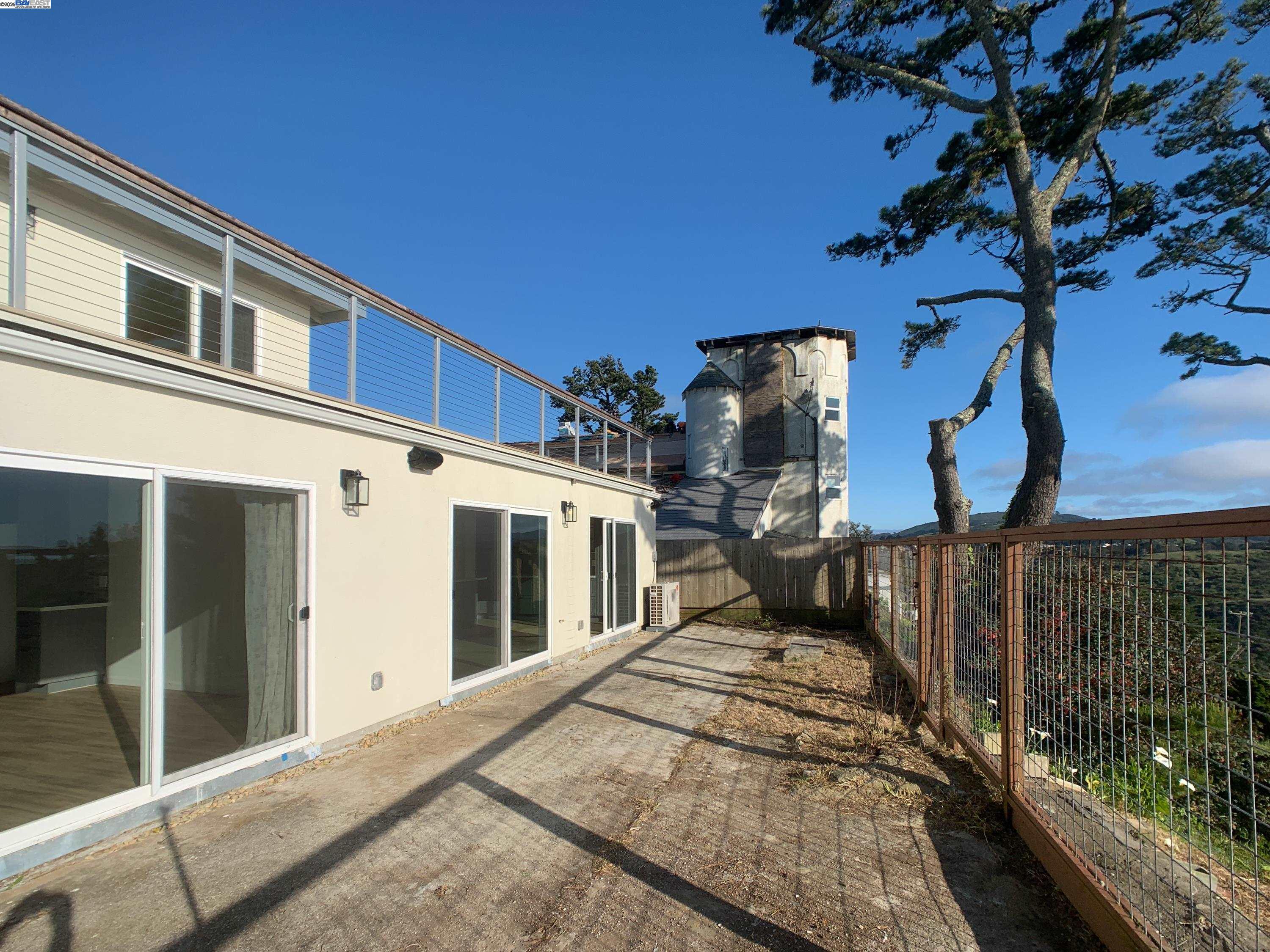 Detail Gallery Image 13 of 32 For 532 Heathcliff Dr, Pacifica,  CA 94044 - 4 Beds | 3/1 Baths