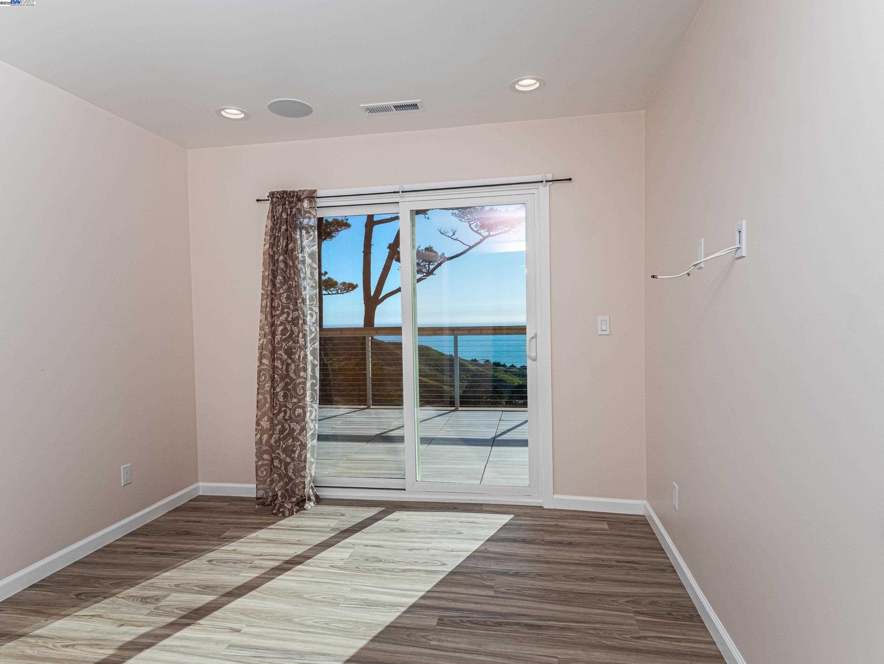 Detail Gallery Image 20 of 32 For 532 Heathcliff Dr, Pacifica,  CA 94044 - 4 Beds | 3/1 Baths