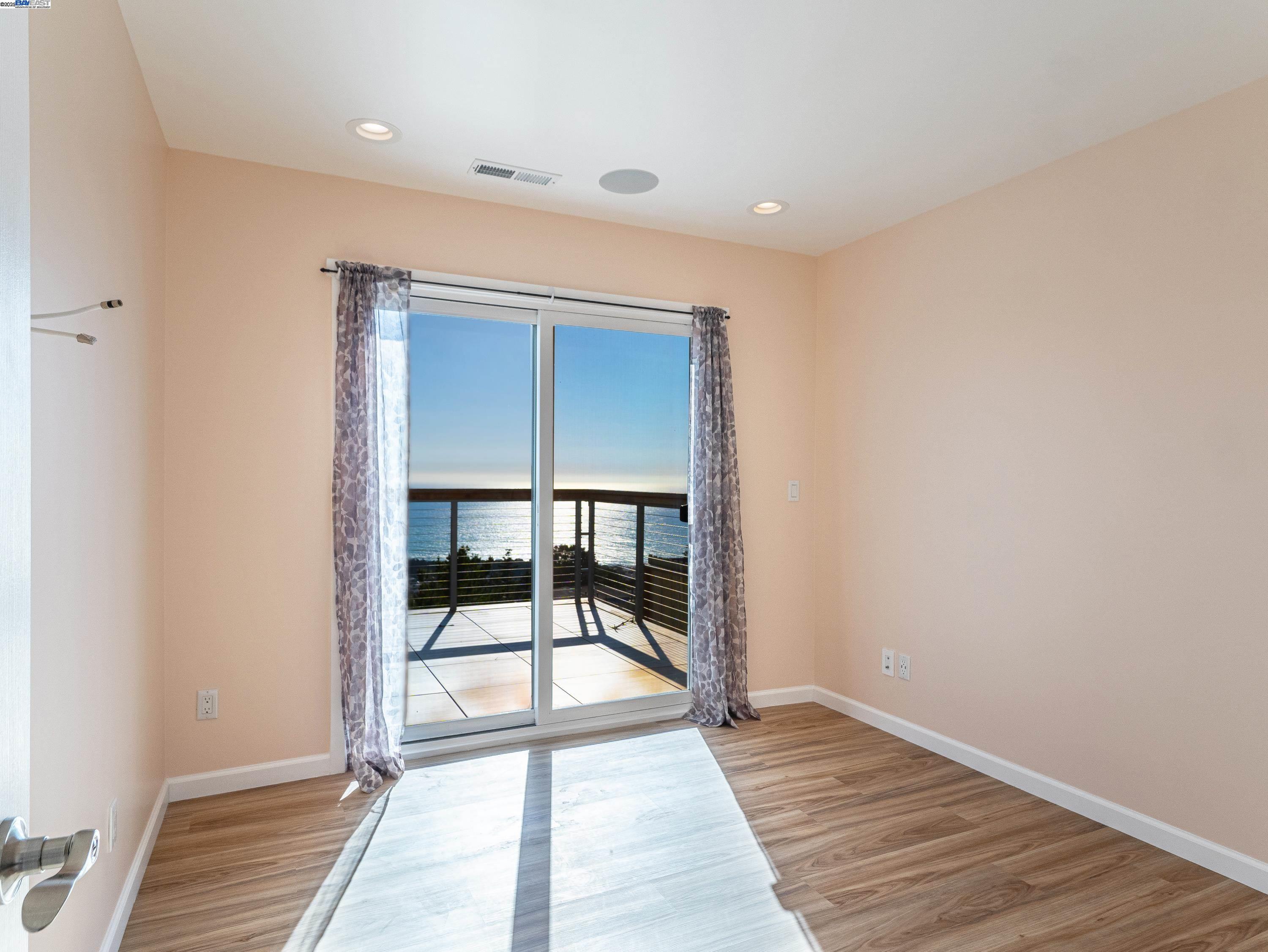 Detail Gallery Image 21 of 32 For 532 Heathcliff Dr, Pacifica,  CA 94044 - 4 Beds | 3/1 Baths