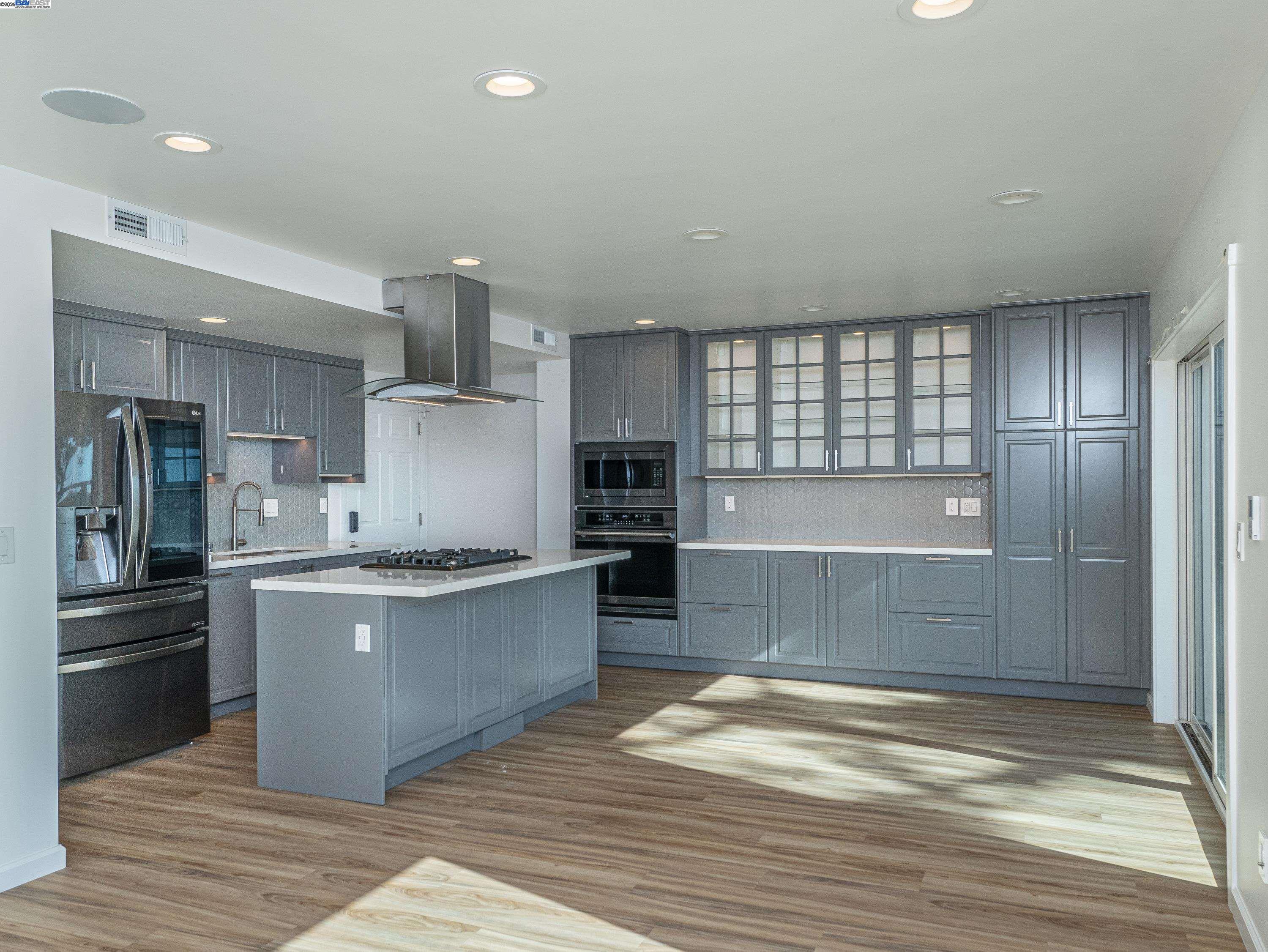 Detail Gallery Image 5 of 32 For 532 Heathcliff Dr, Pacifica,  CA 94044 - 4 Beds | 3/1 Baths