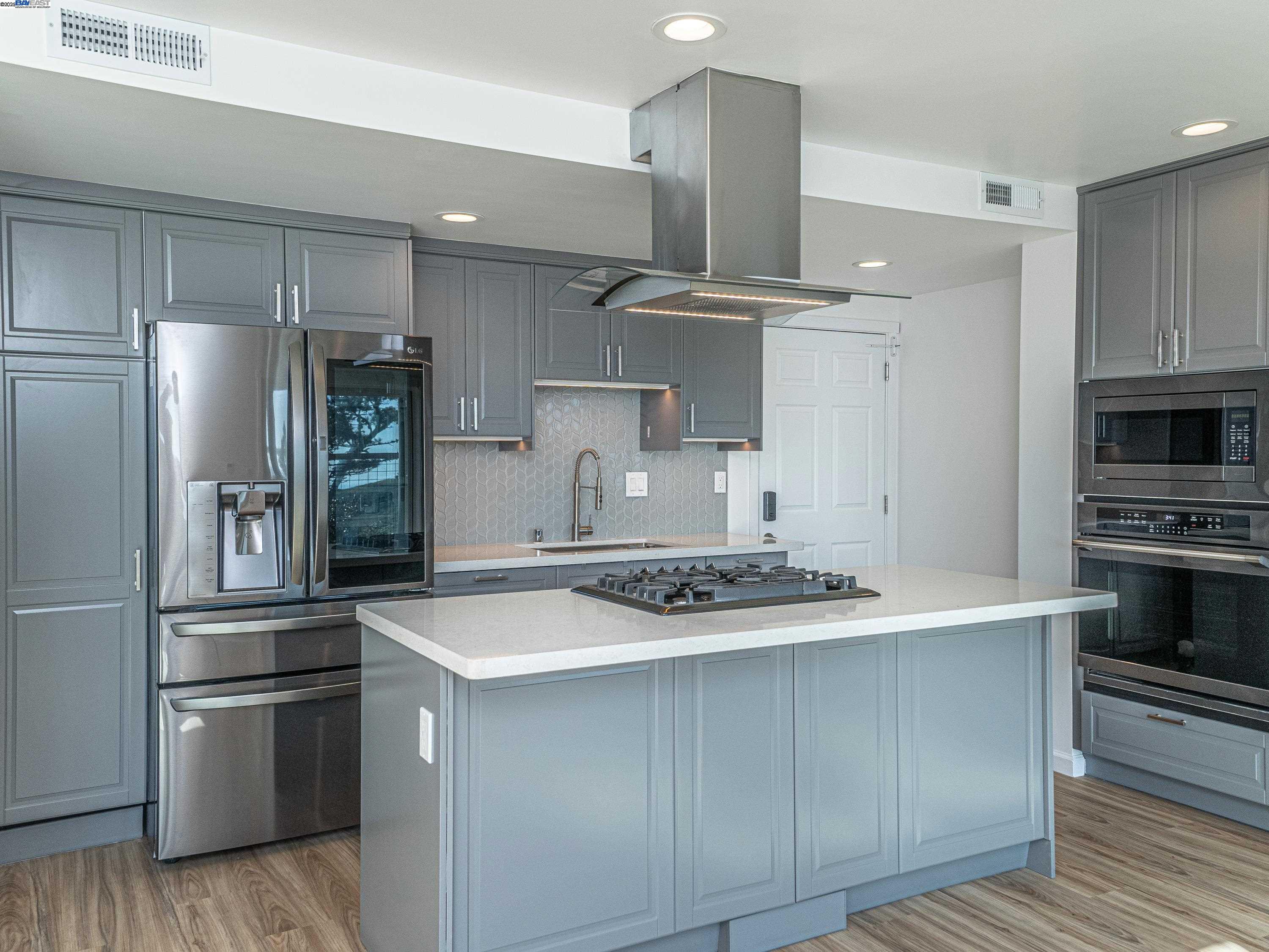 Detail Gallery Image 7 of 32 For 532 Heathcliff Dr, Pacifica,  CA 94044 - 4 Beds | 3/1 Baths