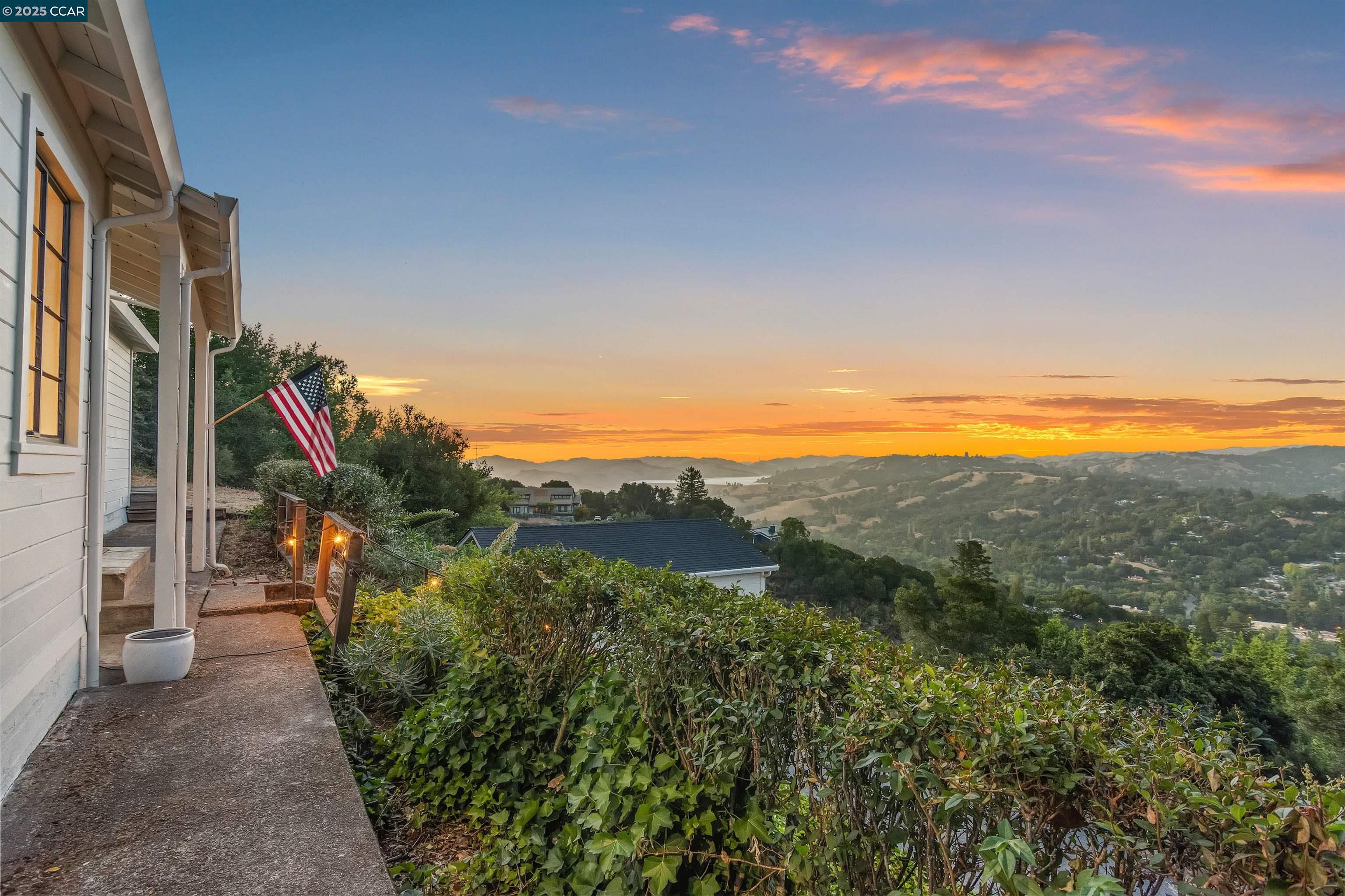 Detail Gallery Image 2 of 59 For 85 La Encinal, Orinda,  CA 94563 - 2 Beds | 1/1 Baths