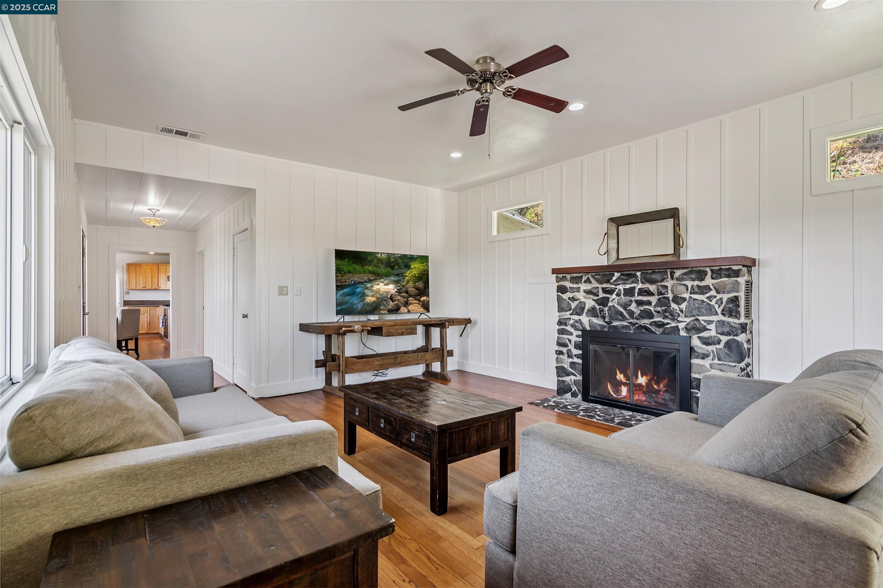 Detail Gallery Image 11 of 59 For 85 La Encinal, Orinda,  CA 94563 - 2 Beds | 1/1 Baths