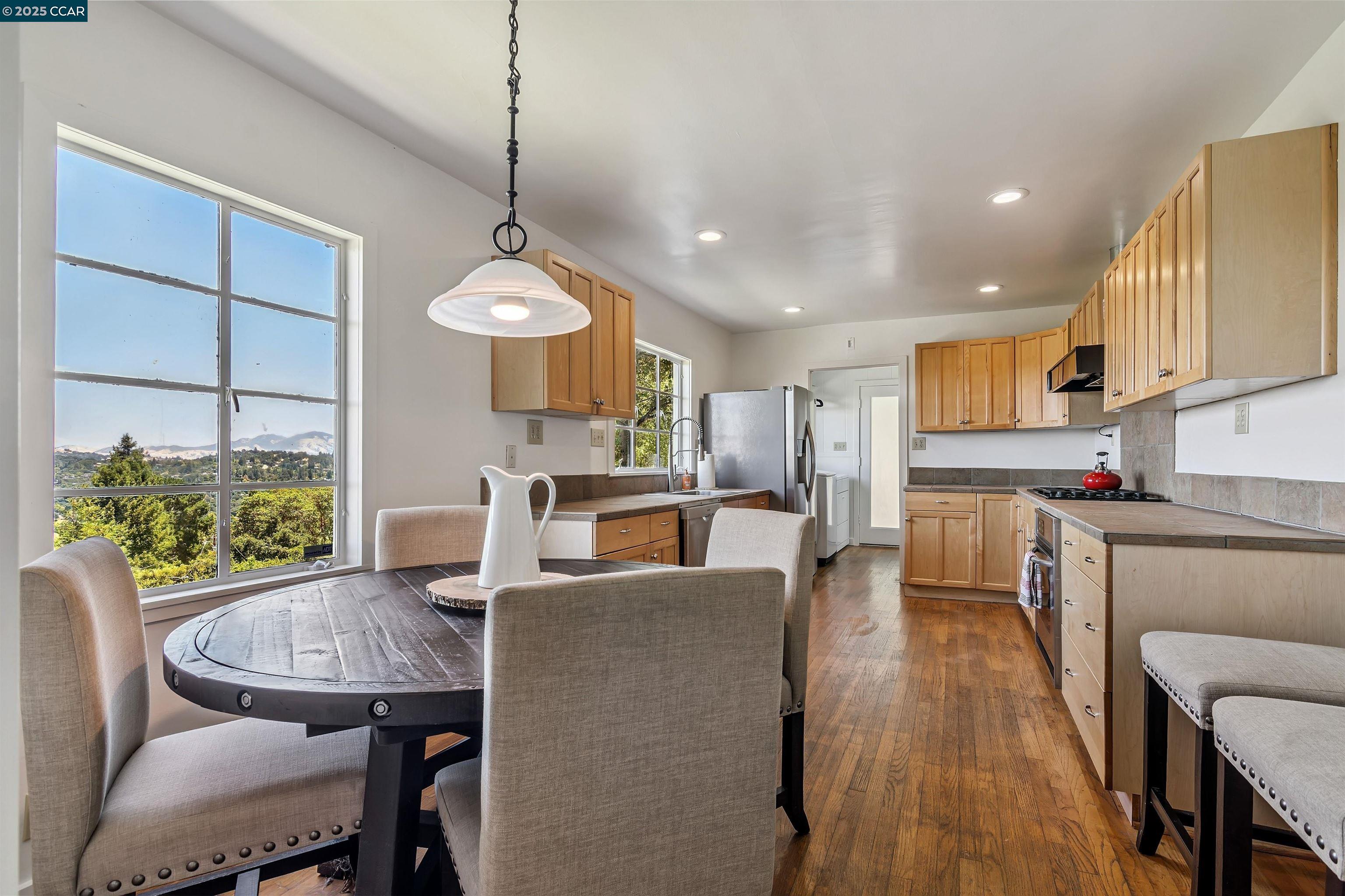 Detail Gallery Image 22 of 59 For 85 La Encinal, Orinda,  CA 94563 - 2 Beds | 1/1 Baths