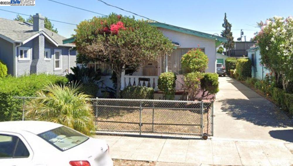 Detail Gallery Image 1 of 14 For 80th Ave, Oakland,  CA 94621 - 3 Beds | 2/1 Baths