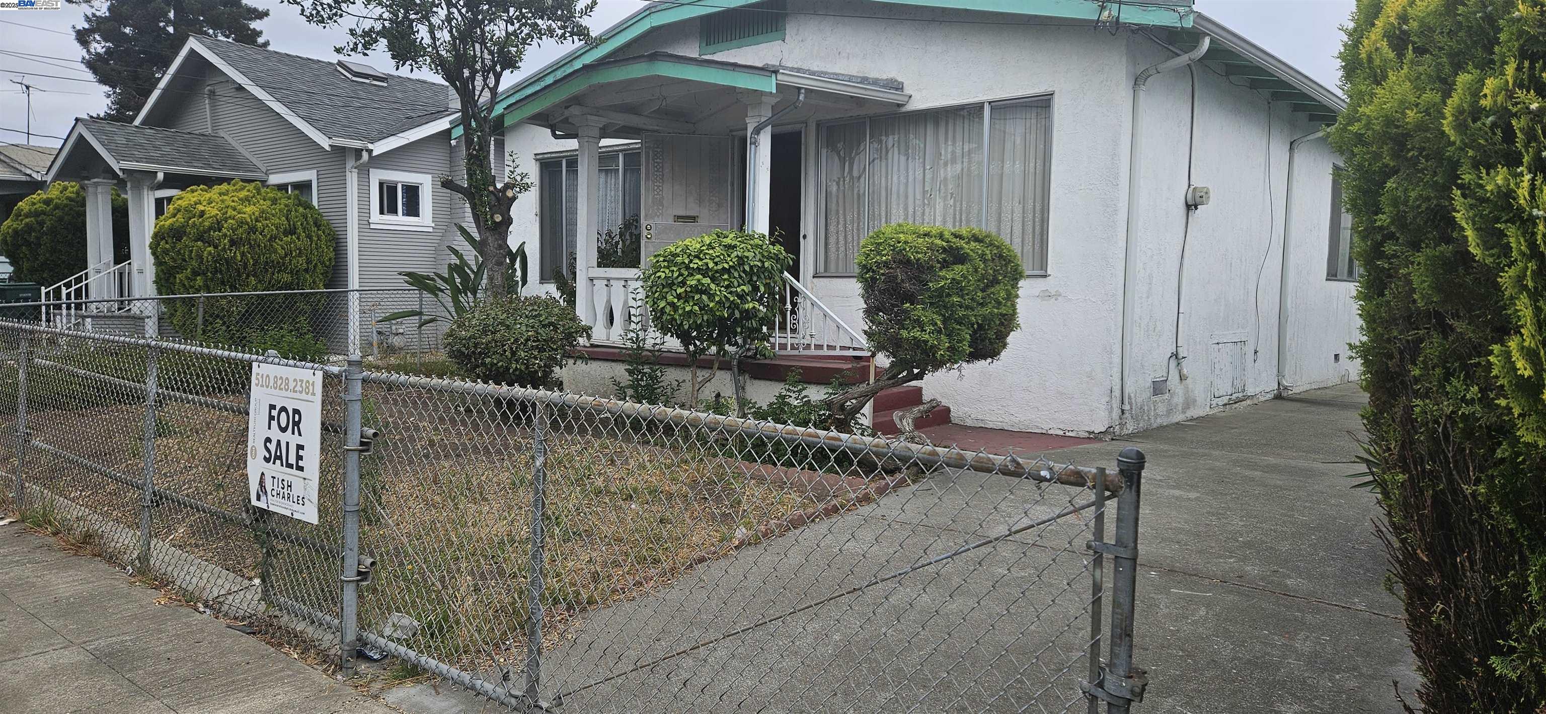 Detail Gallery Image 3 of 14 For 80th Ave, Oakland,  CA 94621 - 3 Beds | 2/1 Baths