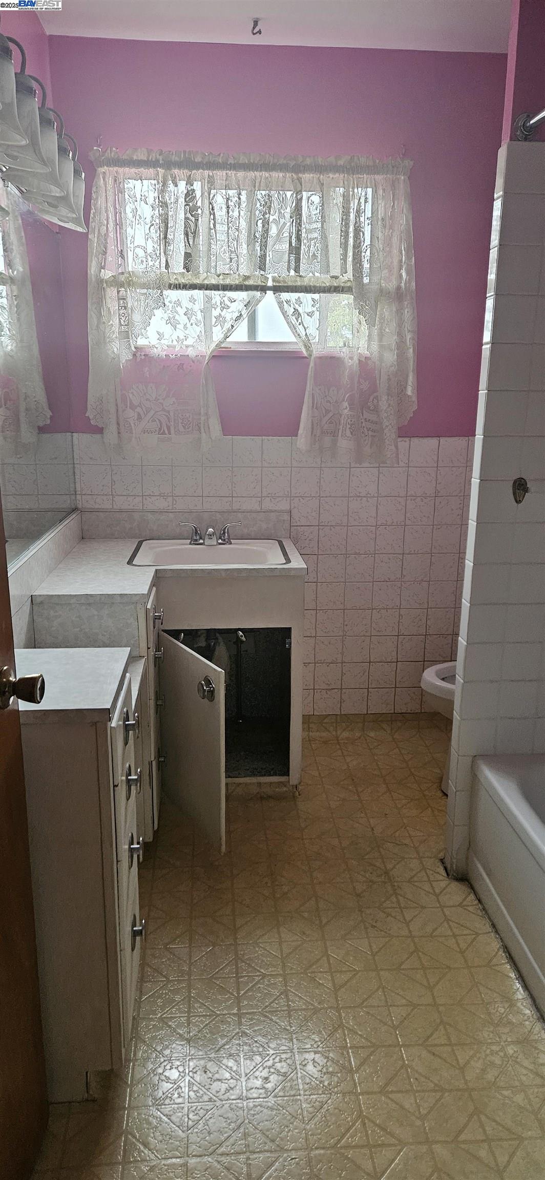 Detail Gallery Image 5 of 14 For 80th Ave, Oakland,  CA 94621 - 3 Beds | 2/1 Baths