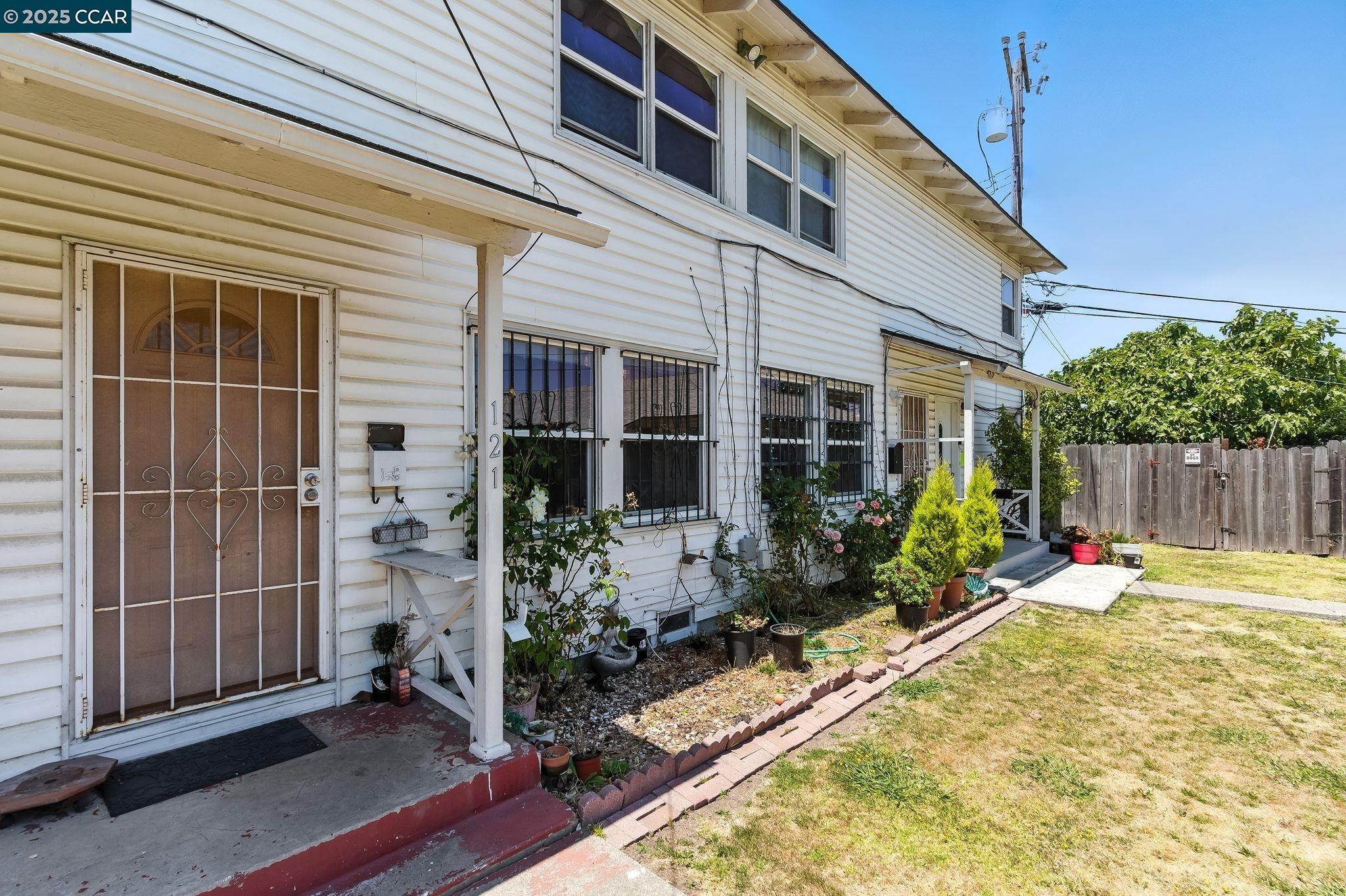 Detail Gallery Image 1 of 30 For 121 Collins Street, Richmond,  CA 94801 - 2 Beds | 1 Baths