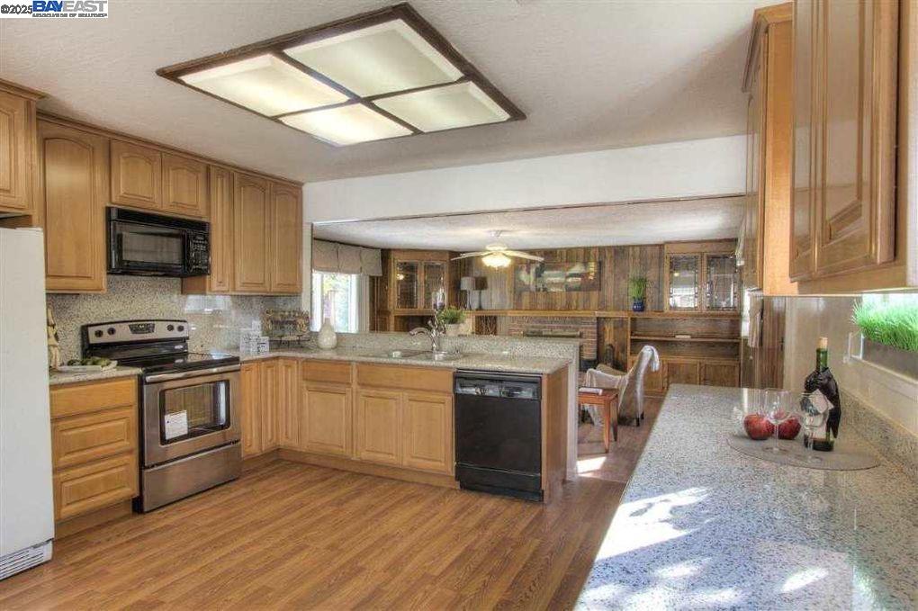 Detail Gallery Image 4 of 18 For 4720 Selkirk St, Fremont,  CA 94538 - 3 Beds | 2 Baths