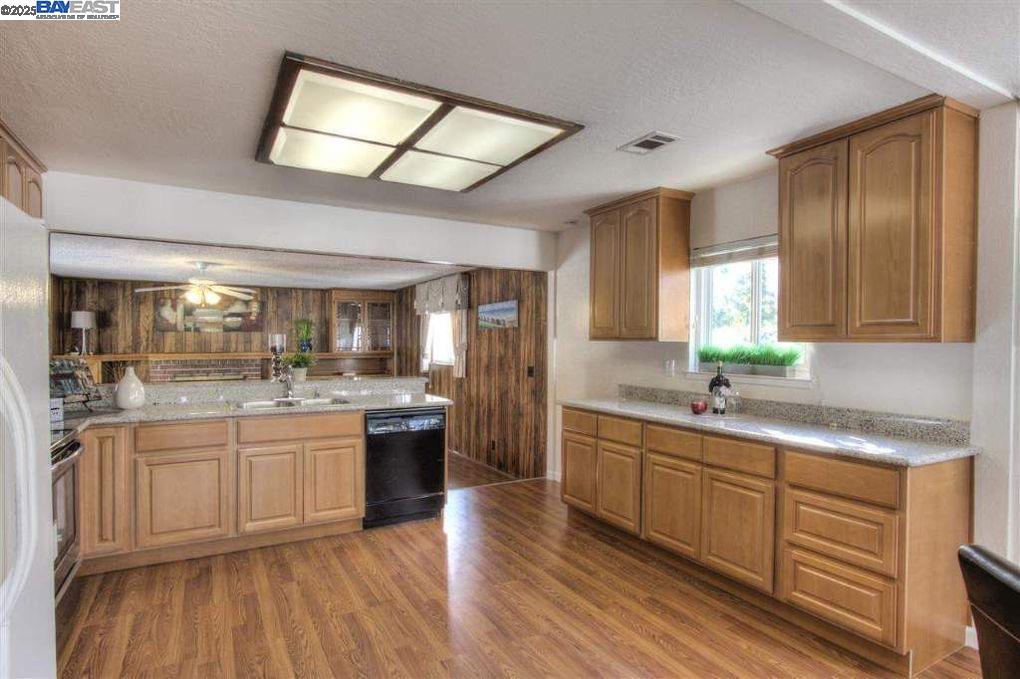 Detail Gallery Image 5 of 18 For 4720 Selkirk St, Fremont,  CA 94538 - 3 Beds | 2 Baths