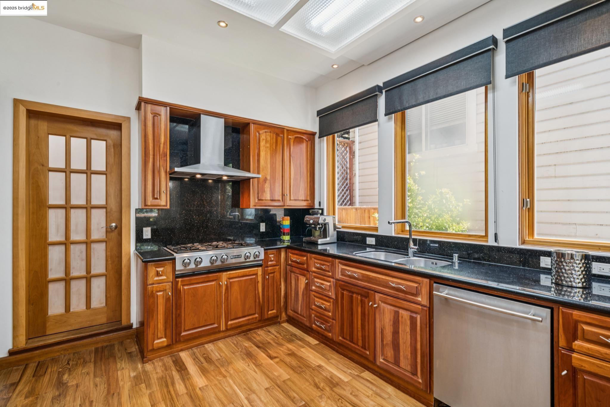 Detail Gallery Image 17 of 52 For 7723 Claremont Ave, Berkeley,  CA 94705 - 5 Beds | 3/1 Baths