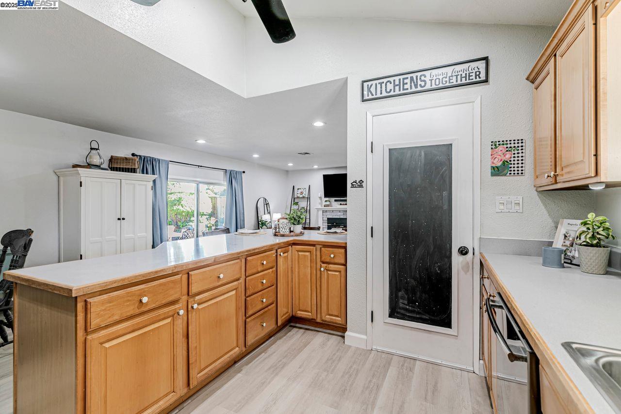 Detail Gallery Image 12 of 34 For 4533 Santa Cruz Ct, Fremont,  CA 94536 - 4 Beds | 2 Baths