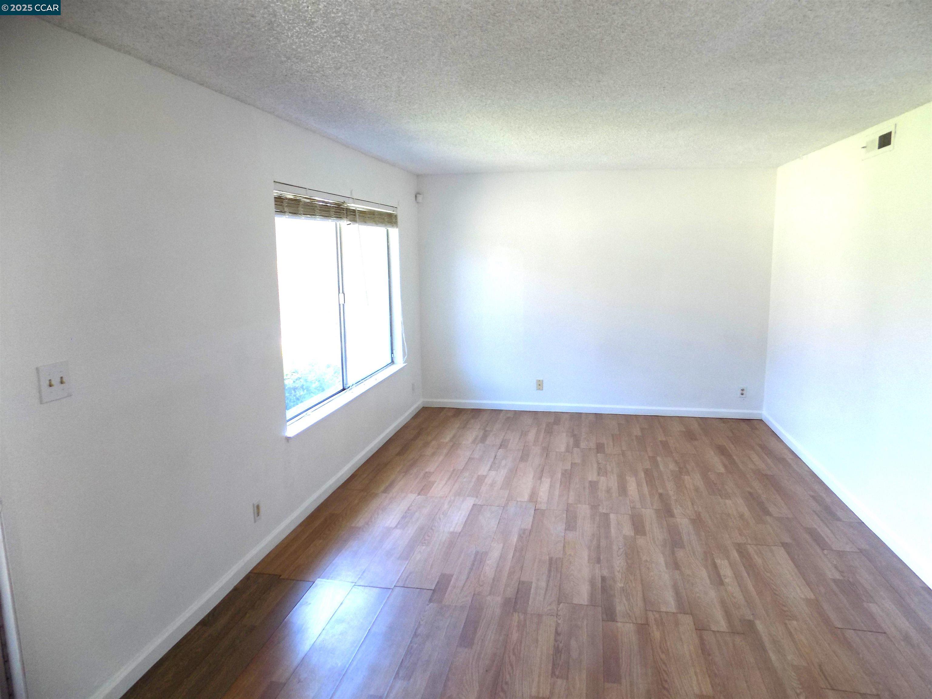 Photo #5: 41103635 Listing 