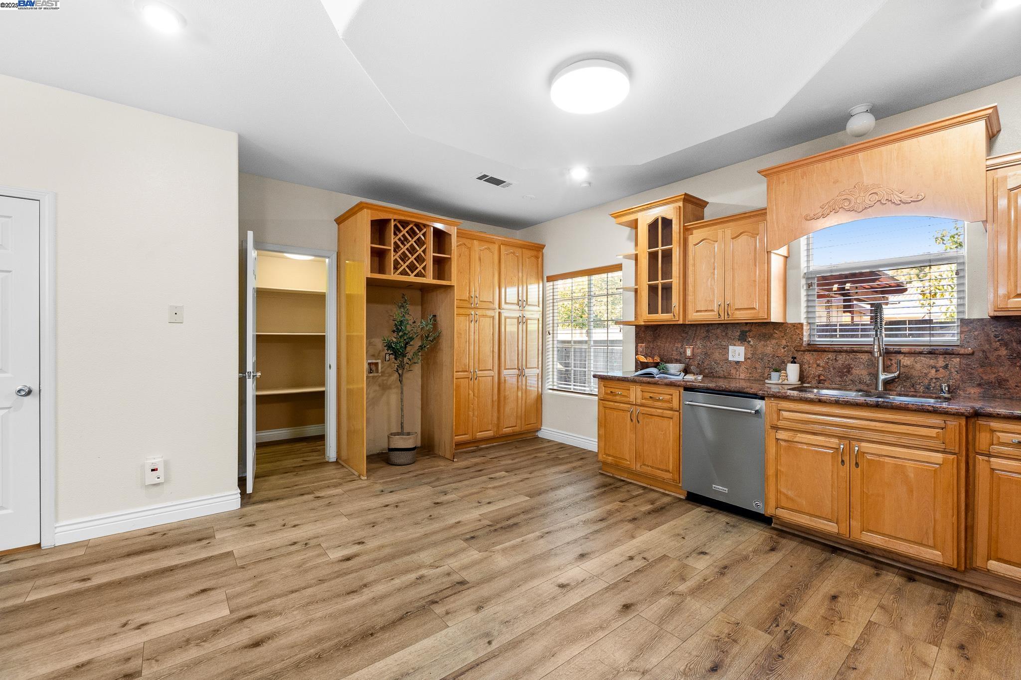 6176 Thomas Ave, Newark, California 94560, 5 Bedrooms Bedrooms, 11 Rooms Rooms,6 BathroomsBathrooms,Residential,For Sale,6176 Thomas Ave,41103640