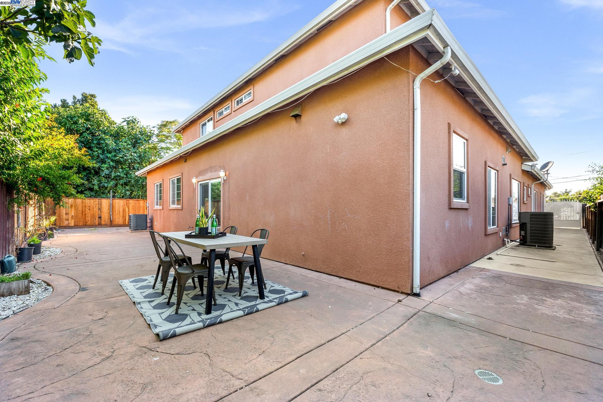6176 Thomas Ave, Newark, California 94560, 5 Bedrooms Bedrooms, 11 Rooms Rooms,6 BathroomsBathrooms,Residential,For Sale,6176 Thomas Ave,41103640