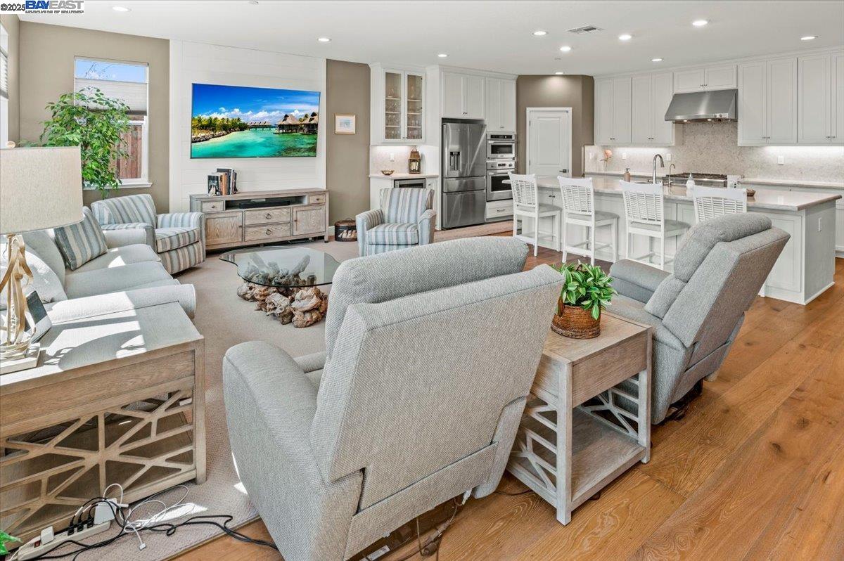 Detail Gallery Image 4 of 59 For 6822 Spanner Ct, Tracy,  CA 95377 - 5 Beds | 4/1 Baths