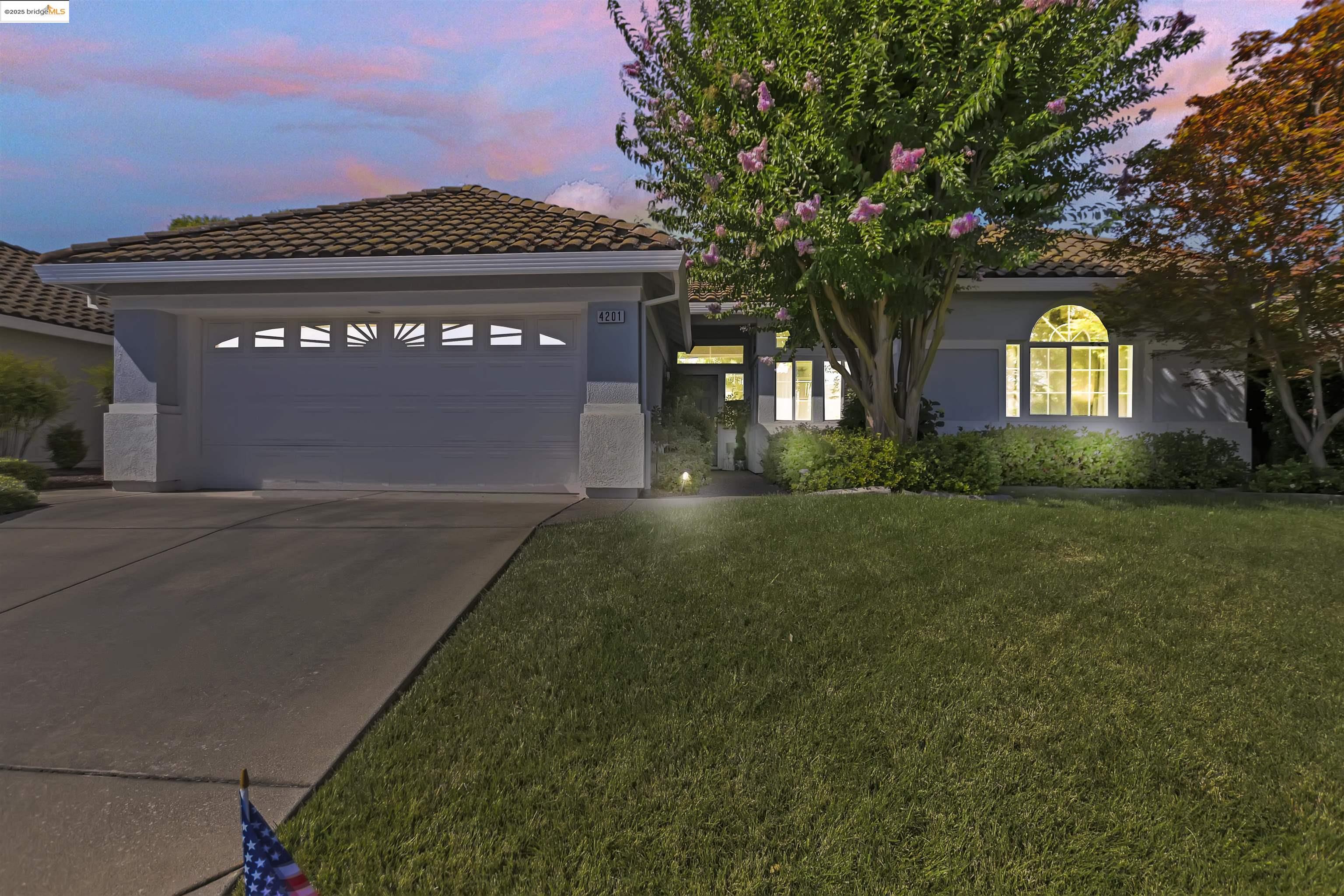 Detail Gallery Image 3 of 38 For 4201 Rose Creek Rd, Roseville,  CA 95747 - 3 Beds | 2 Baths