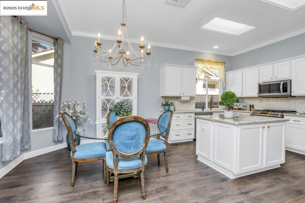 Detail Gallery Image 9 of 38 For 4201 Rose Creek Rd, Roseville,  CA 95747 - 3 Beds | 2 Baths