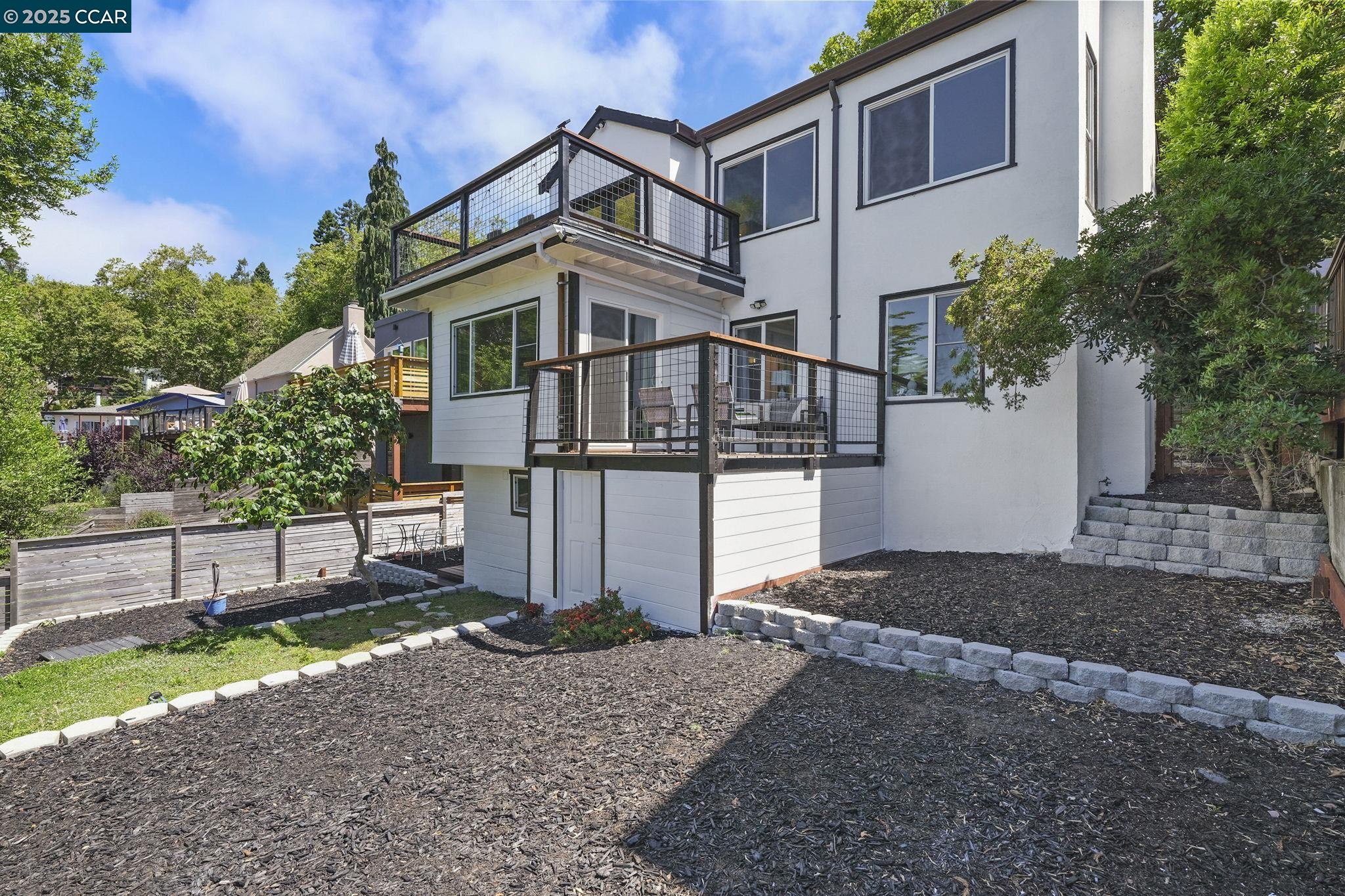 Detail Gallery Image 4 of 57 For 1094 Keith Ave, Berkeley,  CA 94708 - 4 Beds | 3 Baths