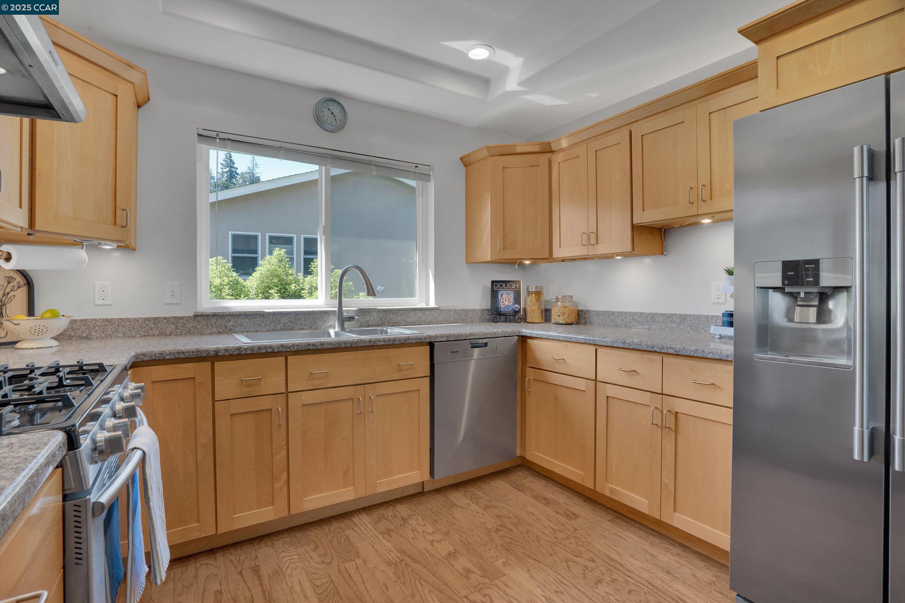 Detail Gallery Image 12 of 40 For 1027 W Arlington Way, Martinez,  CA 94553 - 3 Beds | 2/1 Baths