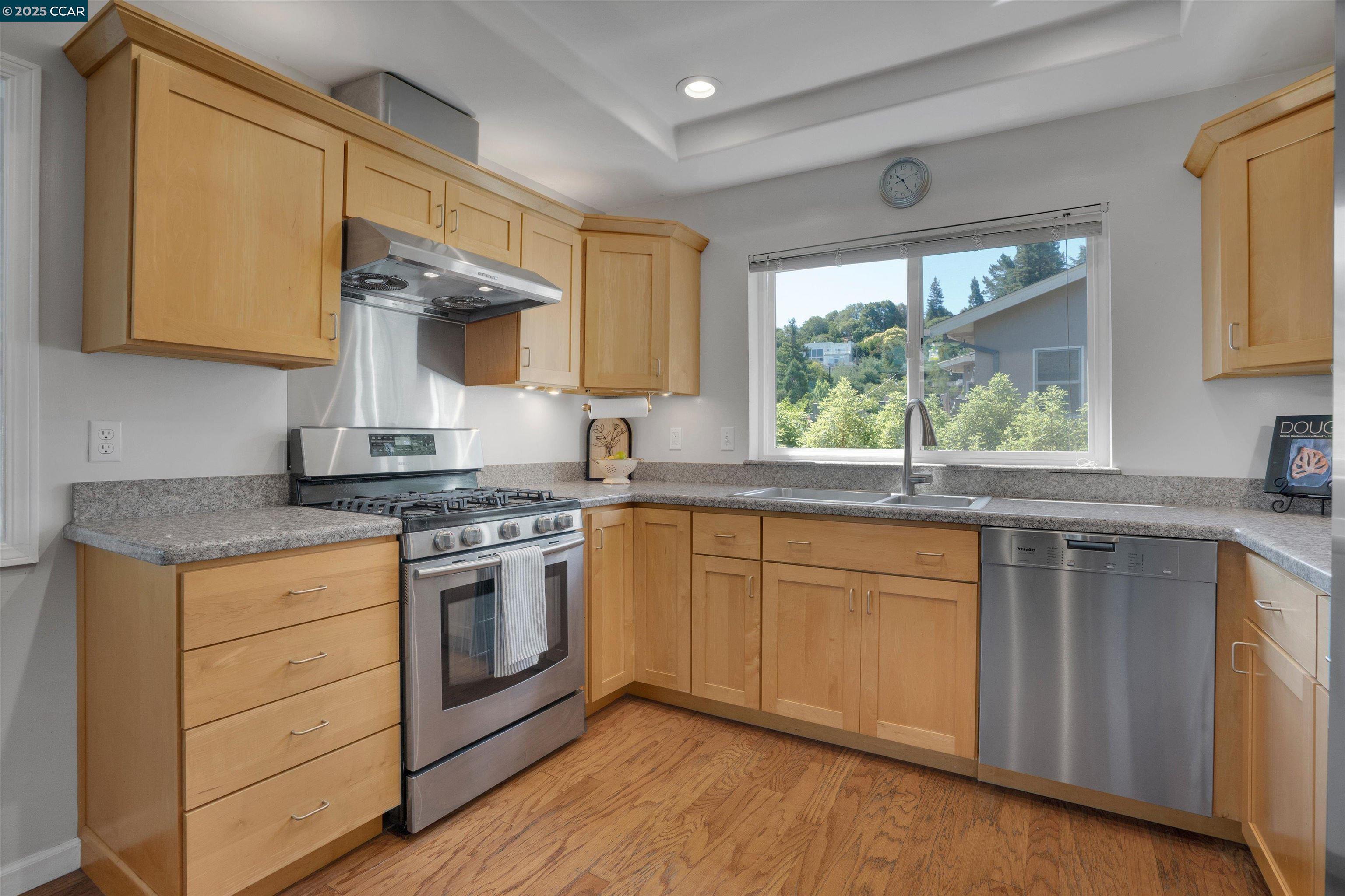 Detail Gallery Image 13 of 40 For 1027 W Arlington Way, Martinez,  CA 94553 - 3 Beds | 2/1 Baths