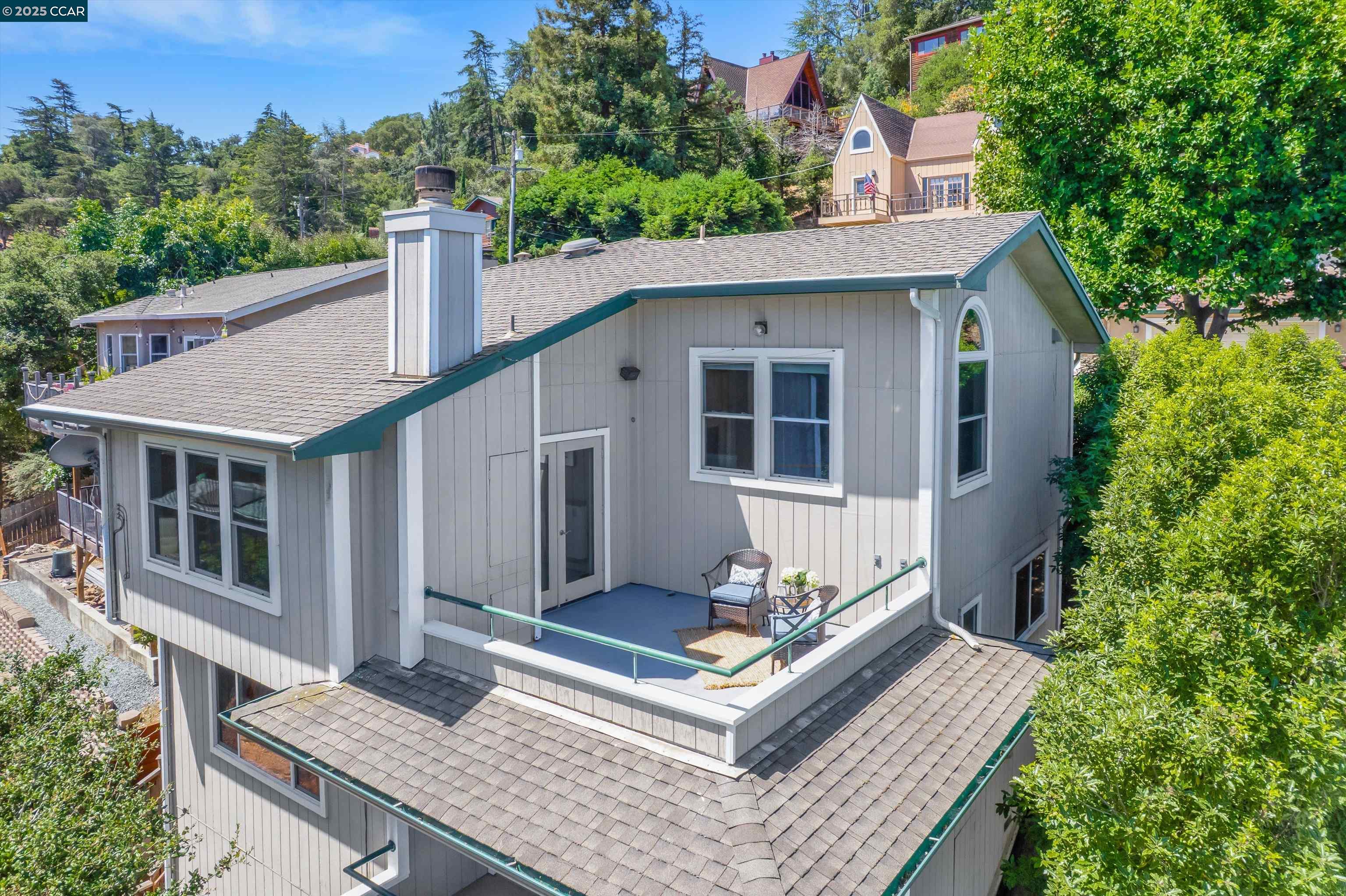 Detail Gallery Image 3 of 40 For 1027 W Arlington Way, Martinez,  CA 94553 - 3 Beds | 2/1 Baths