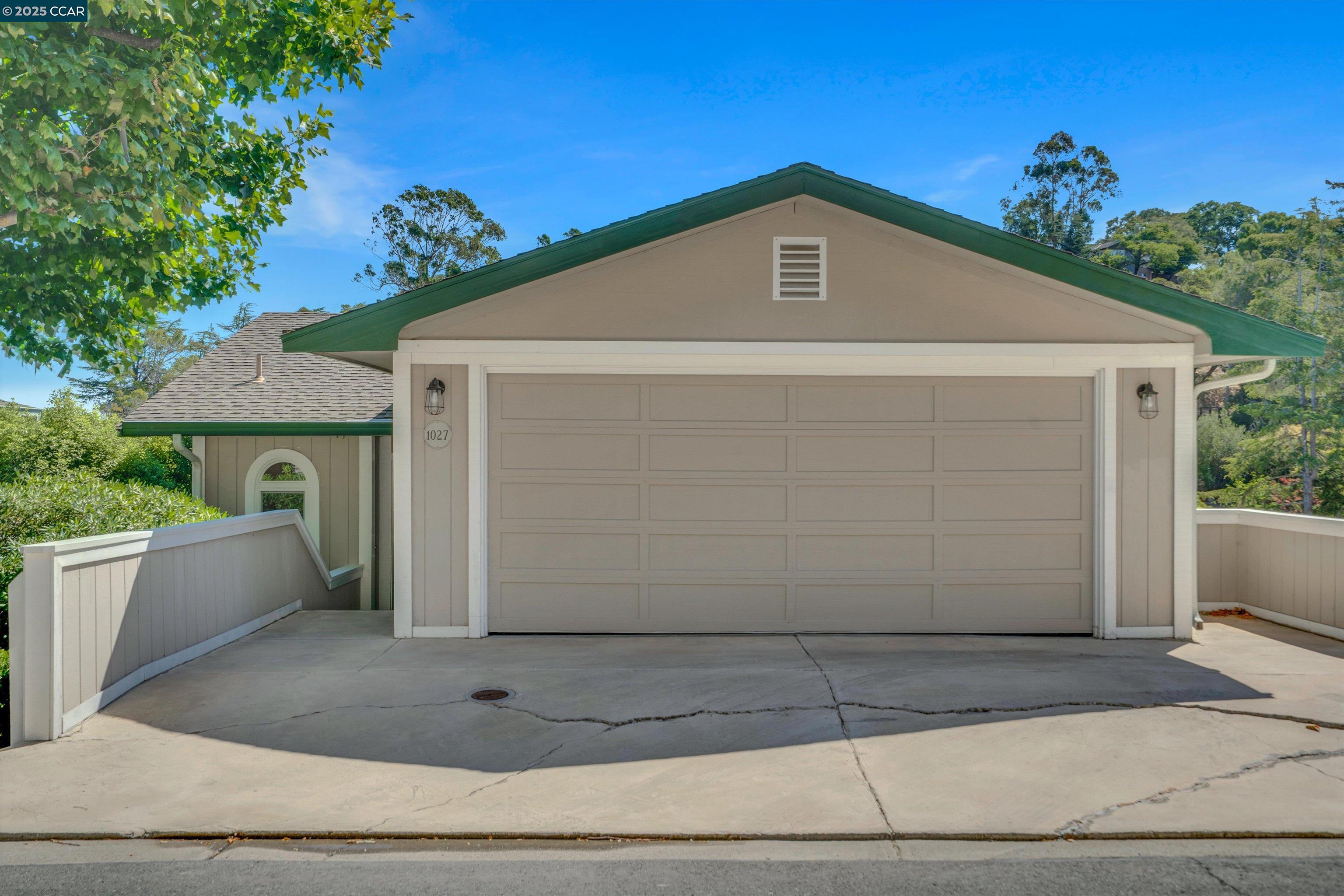 Detail Gallery Image 4 of 40 For 1027 W Arlington Way, Martinez,  CA 94553 - 3 Beds | 2/1 Baths