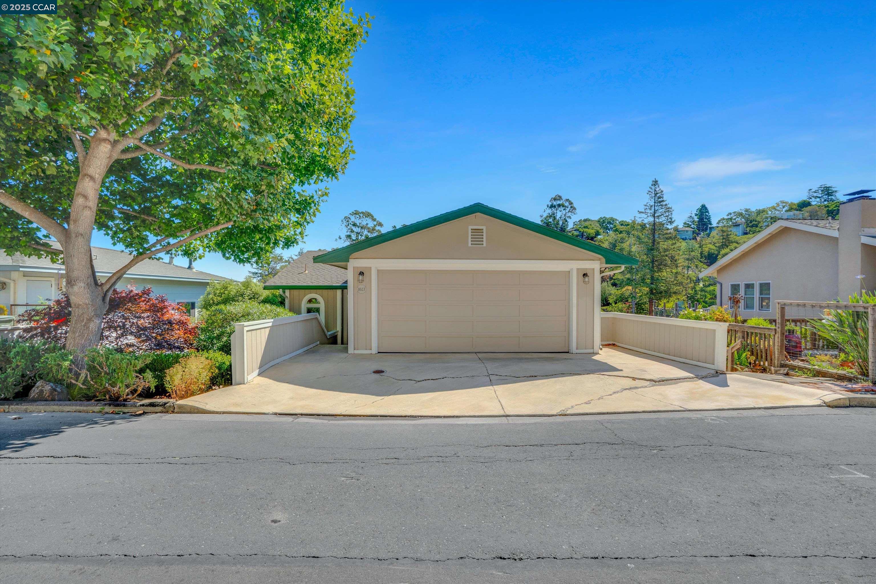 Detail Gallery Image 5 of 40 For 1027 W Arlington Way, Martinez,  CA 94553 - 3 Beds | 2/1 Baths