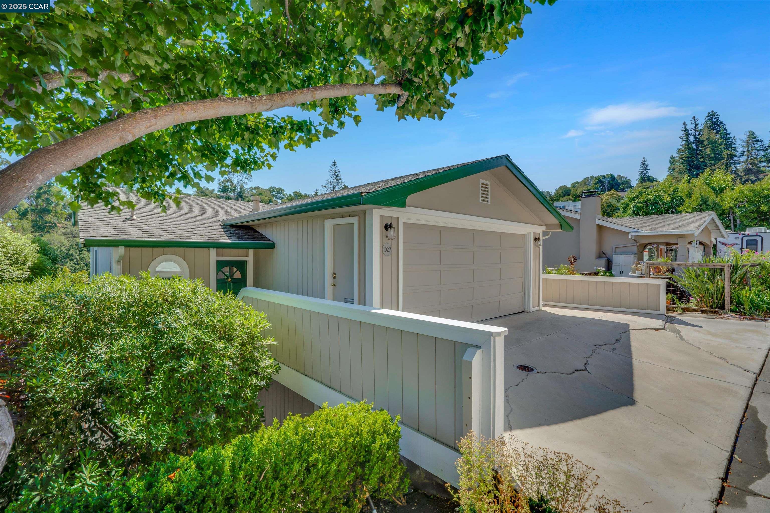 Detail Gallery Image 6 of 40 For 1027 W Arlington Way, Martinez,  CA 94553 - 3 Beds | 2/1 Baths