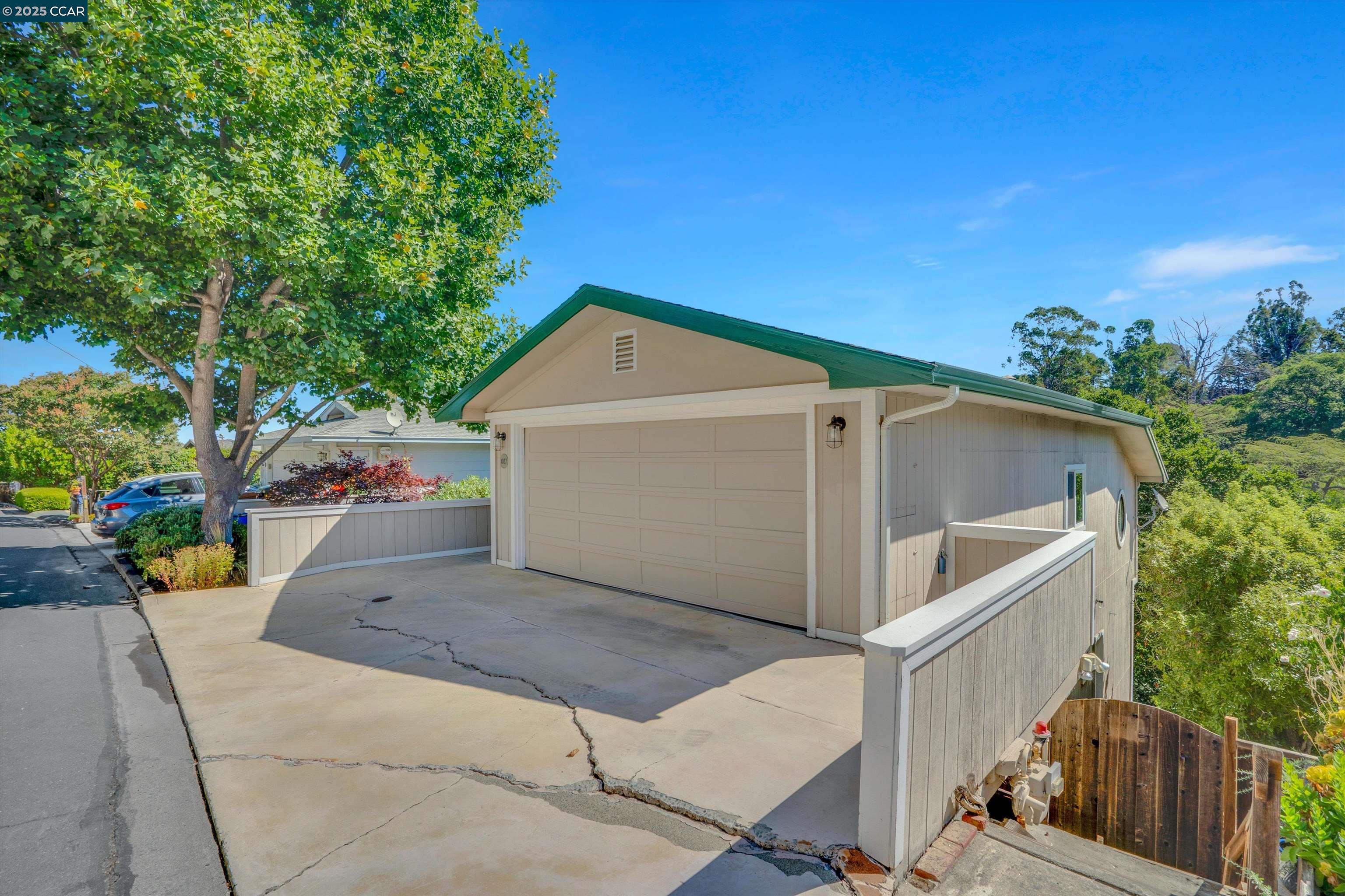 Detail Gallery Image 7 of 40 For 1027 W Arlington Way, Martinez,  CA 94553 - 3 Beds | 2/1 Baths